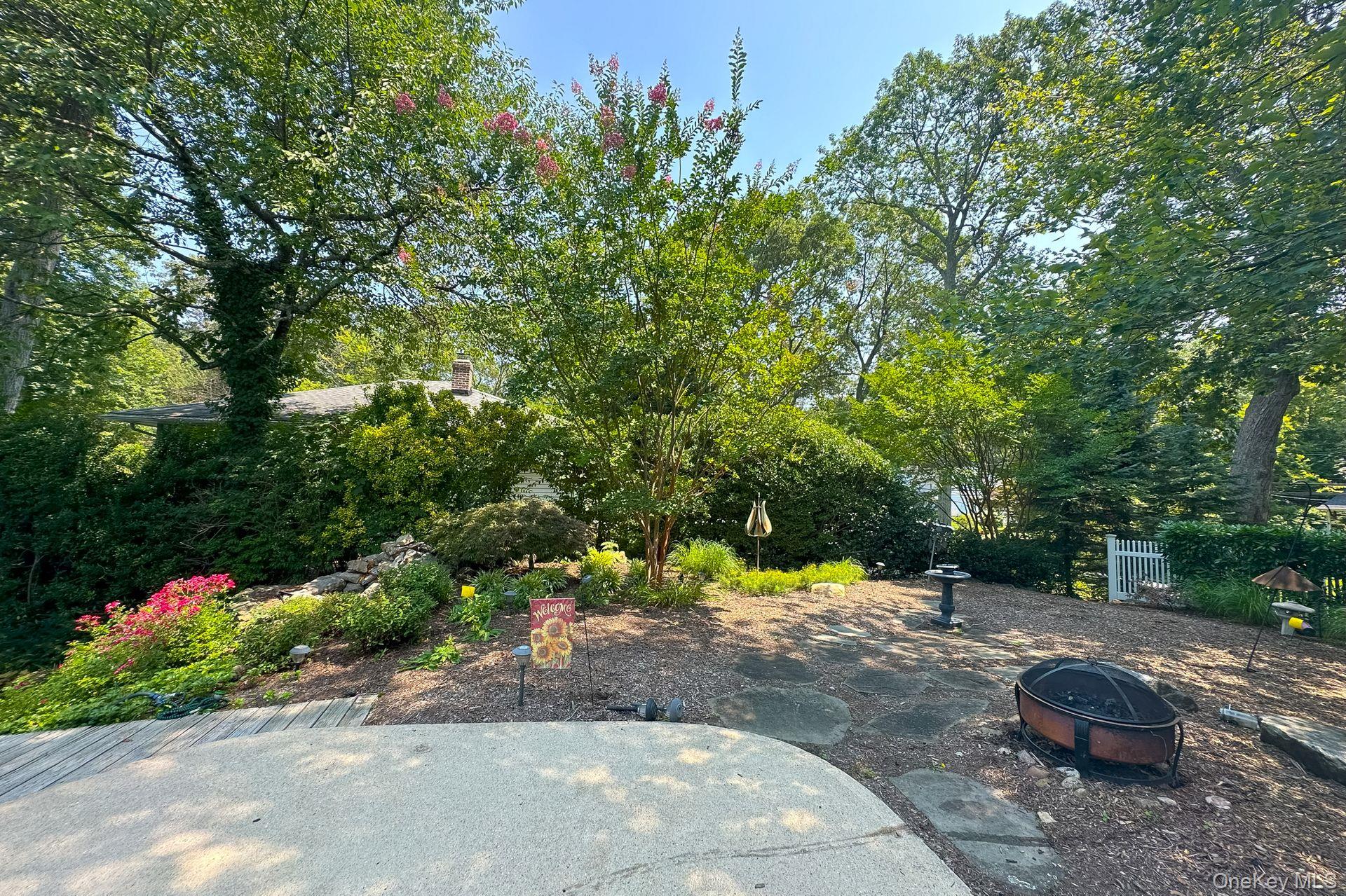 East Northport, New York, 11731, United States, 3 Bedrooms Bedrooms, ,2 BathroomsBathrooms,Residential,For Sale,1942269