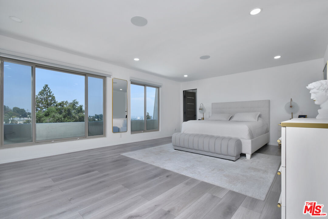 Sherman Oaks, California, 91403, United States, 4 Bedrooms Bedrooms, ,4 BathroomsBathrooms,Residential,For Sale,1794454