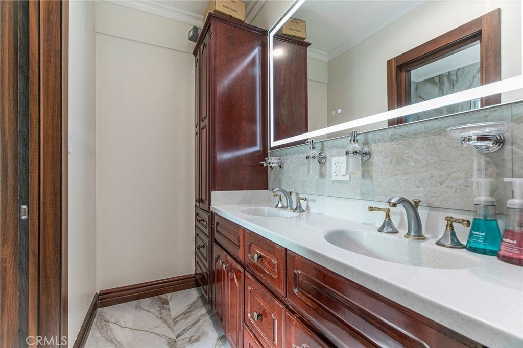 Glendale, California, 91201, United States, 4 Bedrooms Bedrooms, ,5 BathroomsBathrooms,Residential,For Sale,1969452