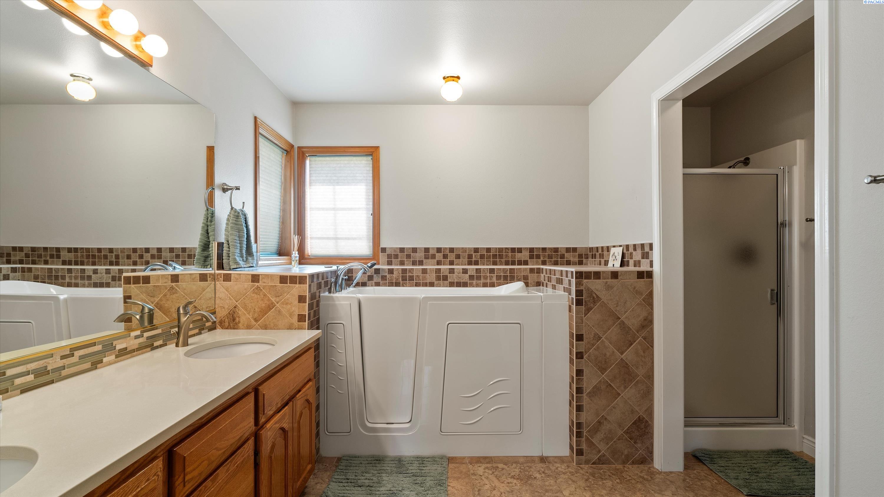 Prosser, Washington, 99350, United States, 3 Bedrooms Bedrooms, ,3 BathroomsBathrooms,Residential,For Sale,1867442