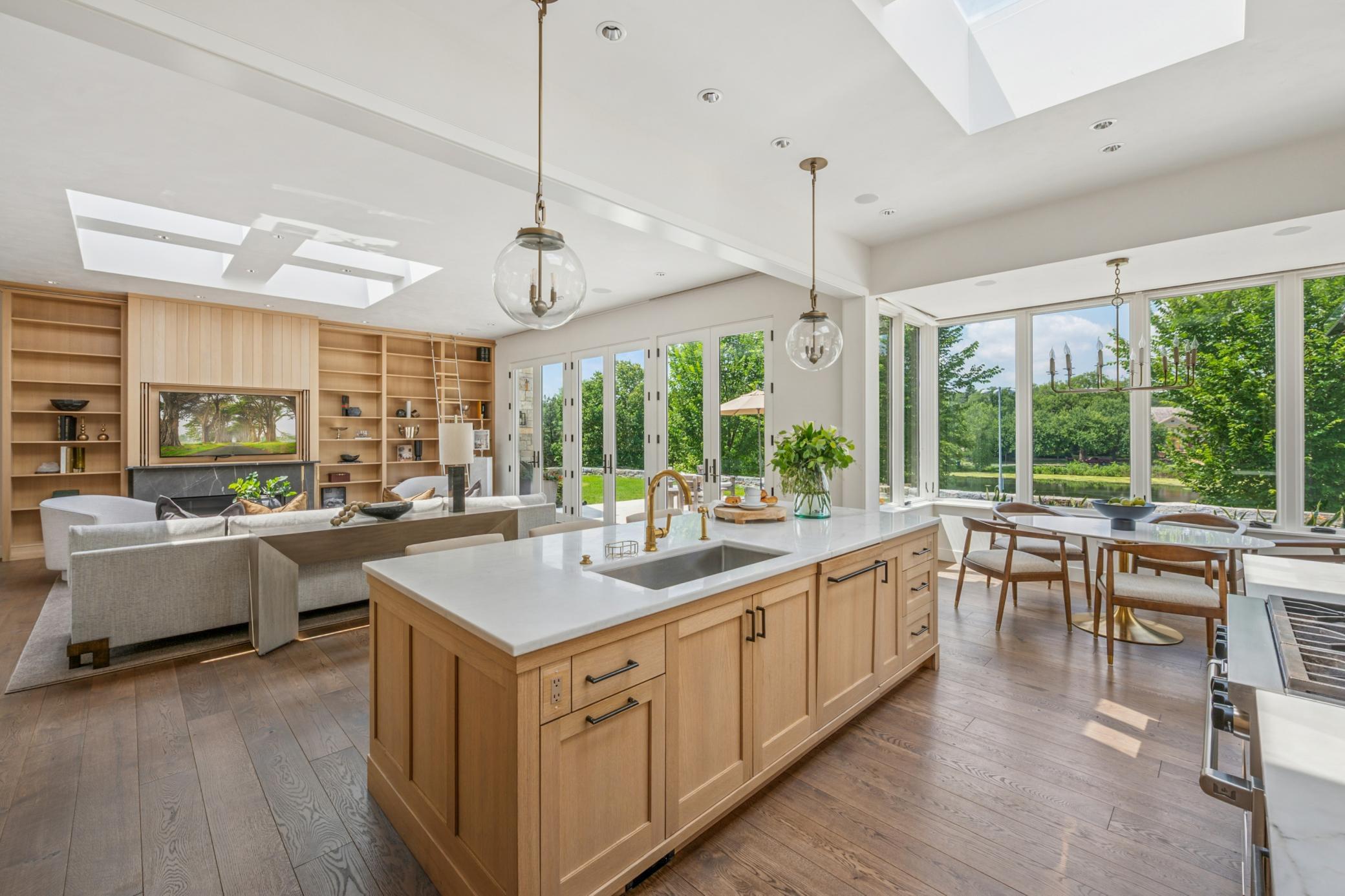 Minneapolis, Minnesota, 55405, United States, 5 Bedrooms Bedrooms, ,1 BathroomBathrooms,Residential,For Sale,1897759