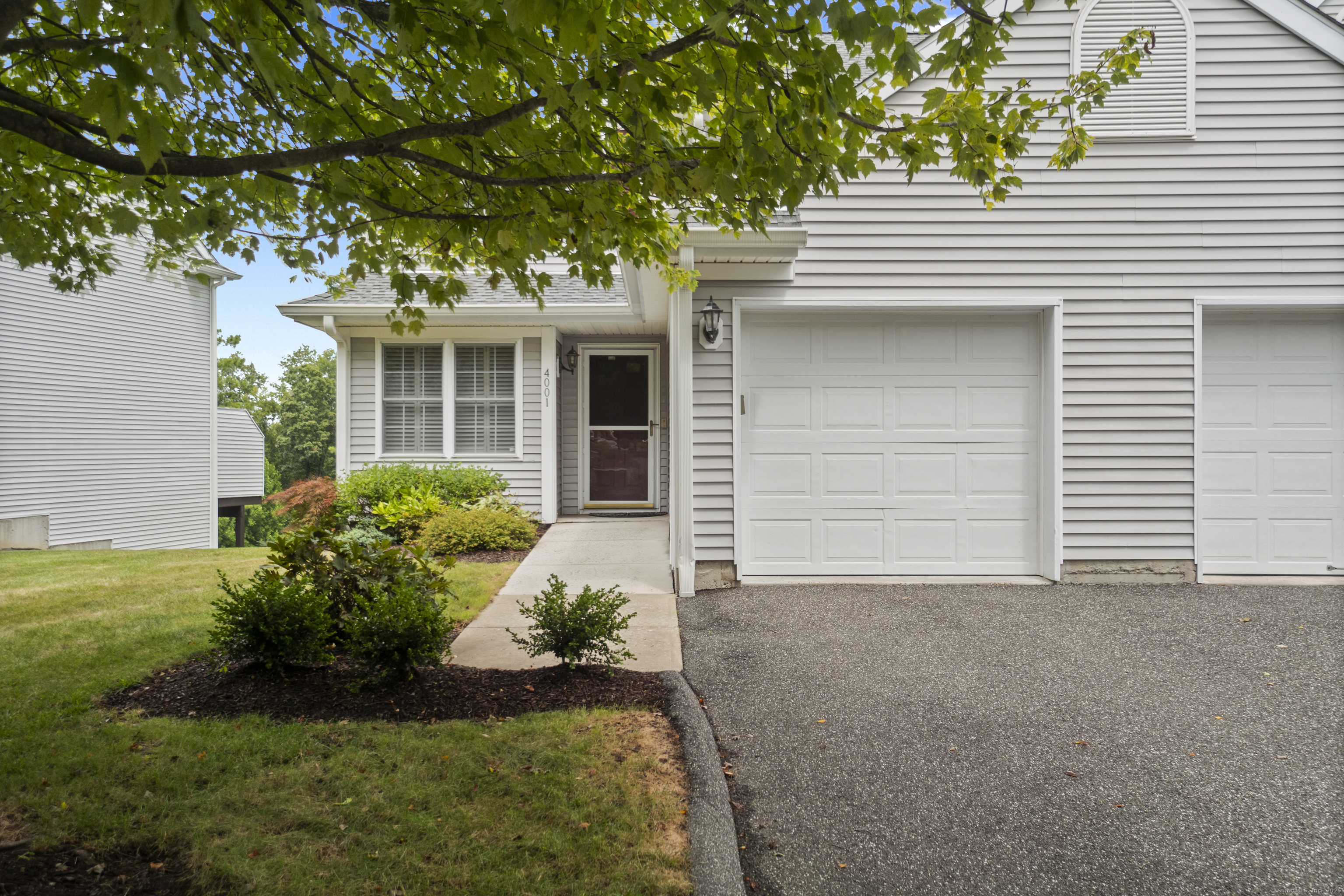 Danbury, Connecticut, 06811, United States, 2 Bedrooms Bedrooms, ,3 BathroomsBathrooms,Residential,For Sale,1932633
