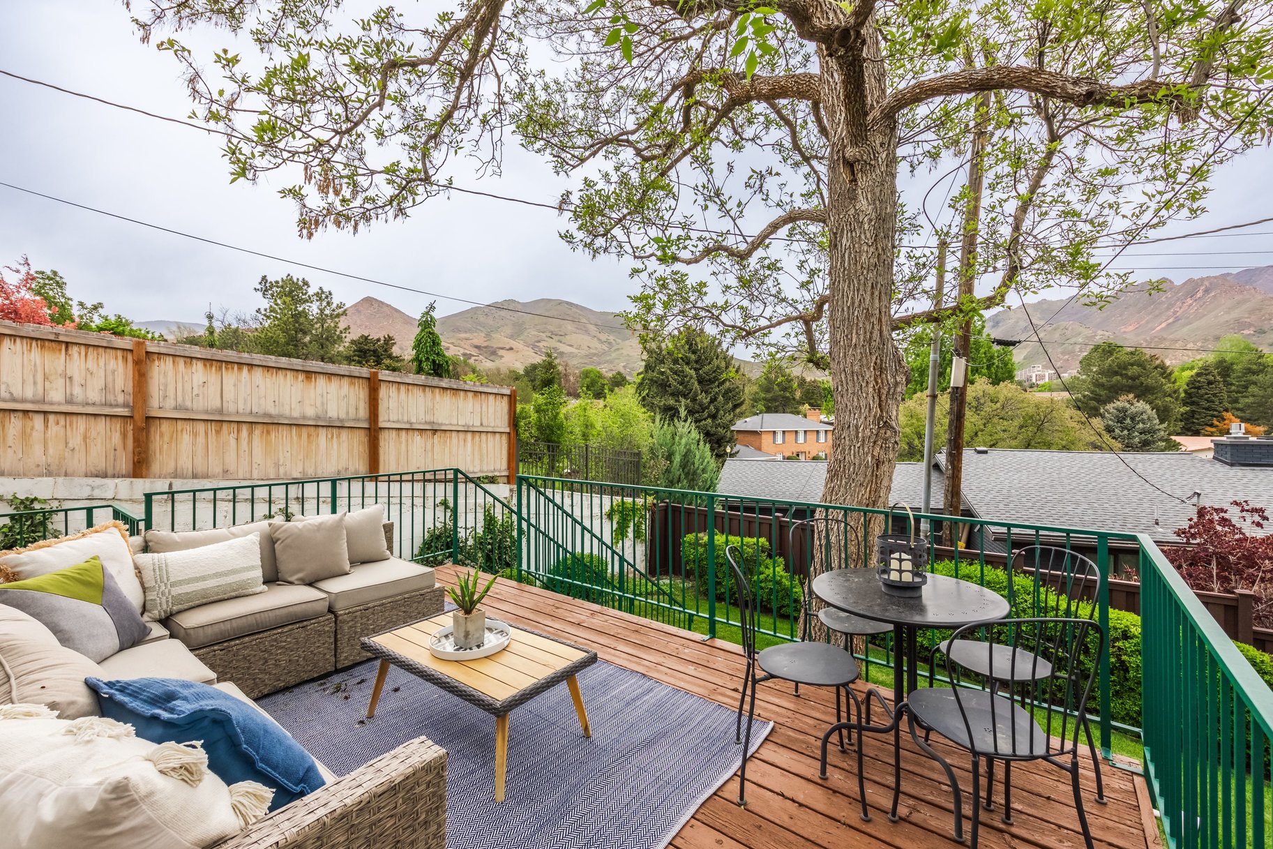  Elegant Contemporary Rambler in Sought After Neighborhood - 物件實景