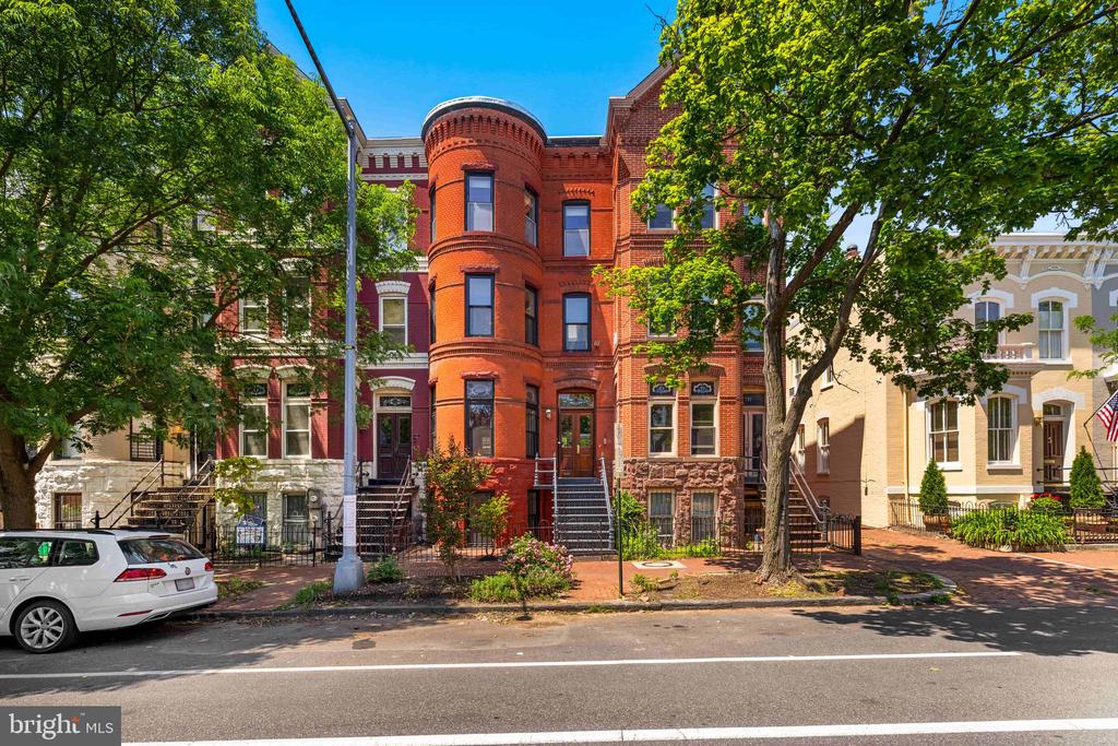 Washington, District of Columbia, 20003, United States, 3 Bedrooms Bedrooms, ,4 BathroomsBathrooms,Residential,For Sale,2048828