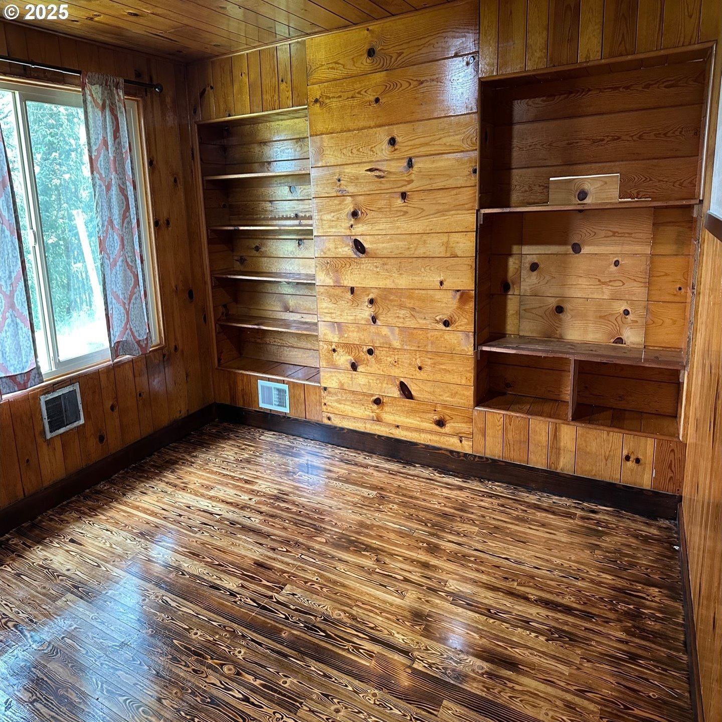 Eugene, Oregon, 97402, United States, 4 Bedrooms Bedrooms, ,2 BathroomsBathrooms,Residential,For Sale,1738589