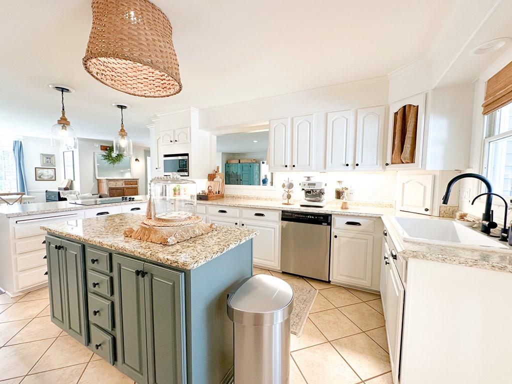 Calhoun, Georgia, 30701, United States, 4 Bedrooms Bedrooms, ,3 BathroomsBathrooms,Residential,For Sale,1762093