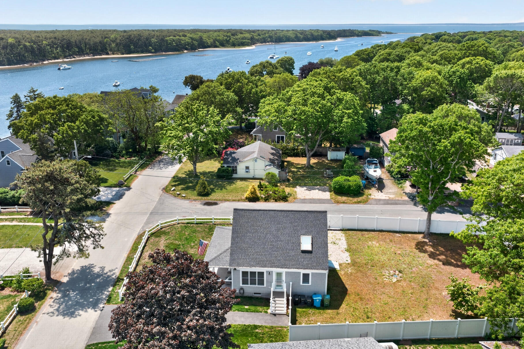  245 Edgewater Drive E - 物件實景