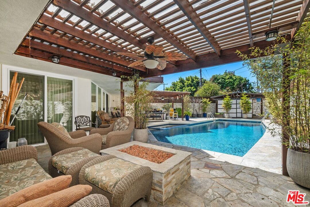 Los Angeles, California, 90056, United States, 5 Bedrooms Bedrooms, ,5 BathroomsBathrooms,Residential,For Sale,1918507