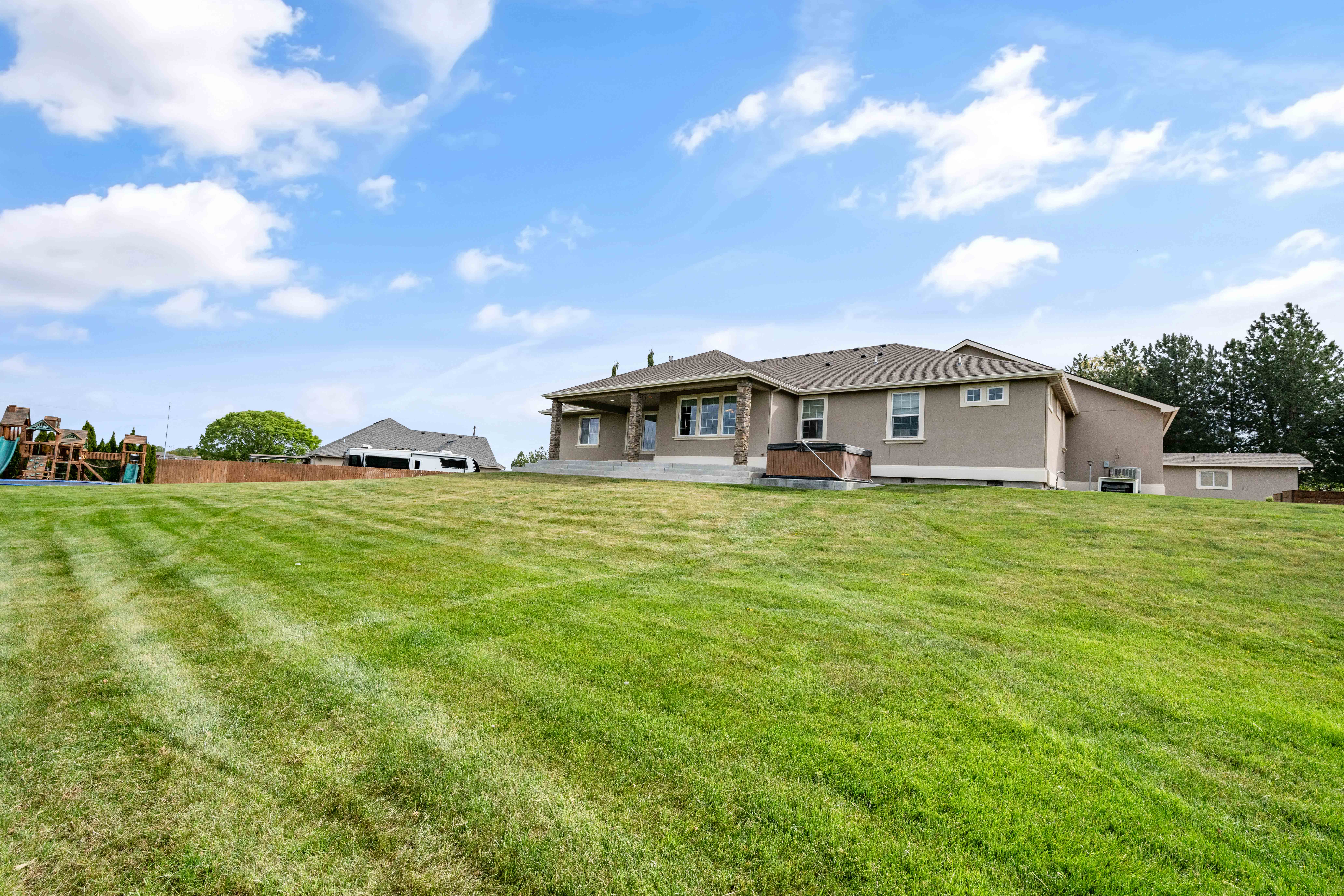  Custom Built on 1 Acre - 物件實景