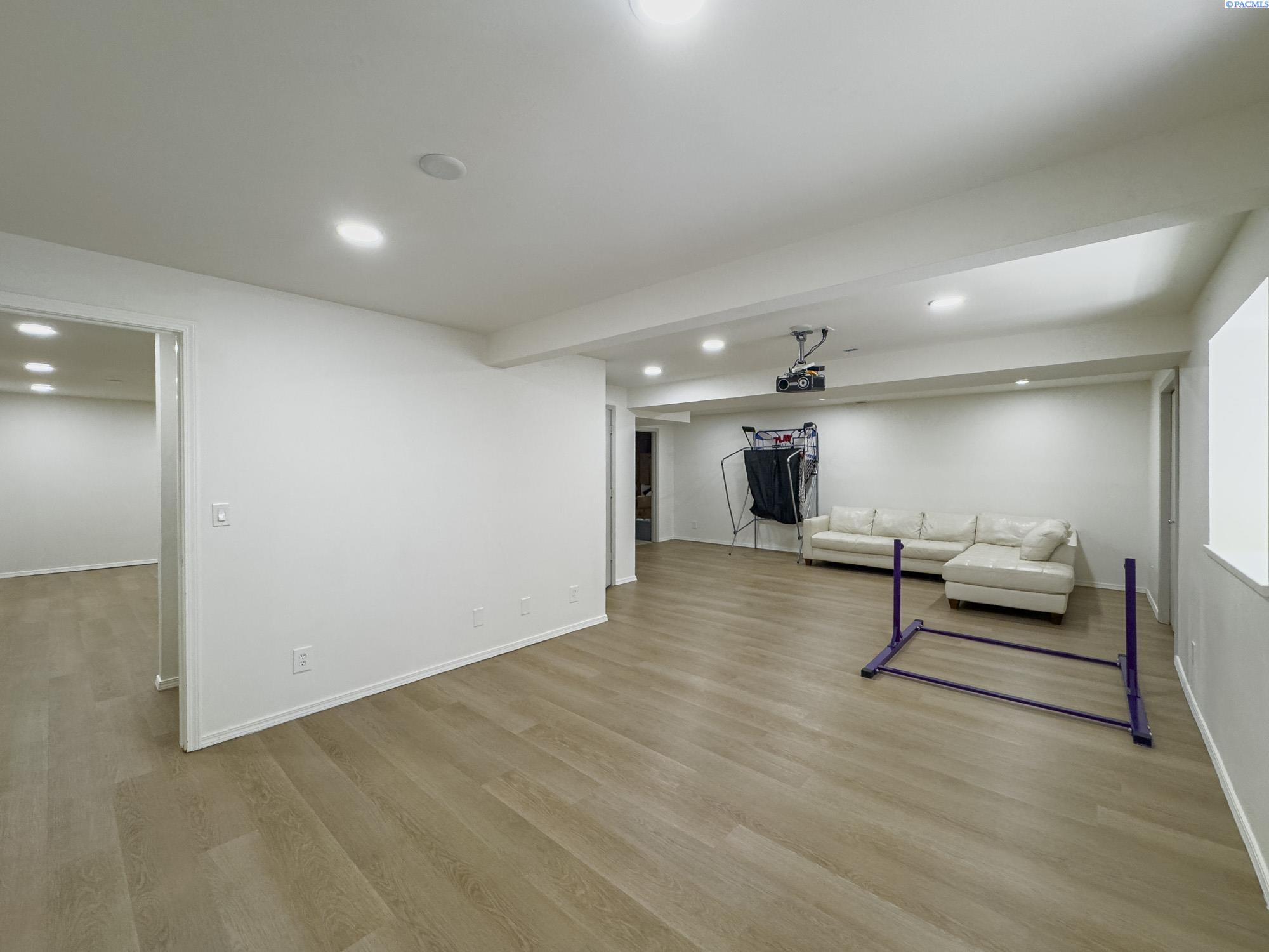 Richland, Washington, 99352, United States, 5 Bedrooms Bedrooms, ,4 BathroomsBathrooms,Residential,For Sale,1927234