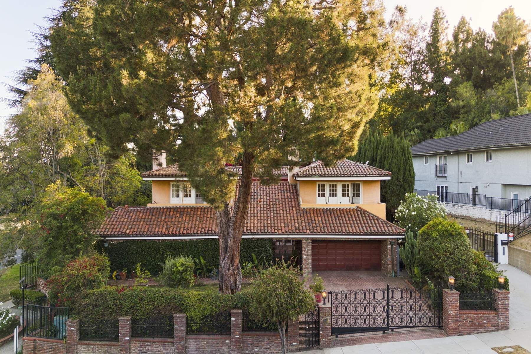  2103  N Hobart Blvd - 物件實景