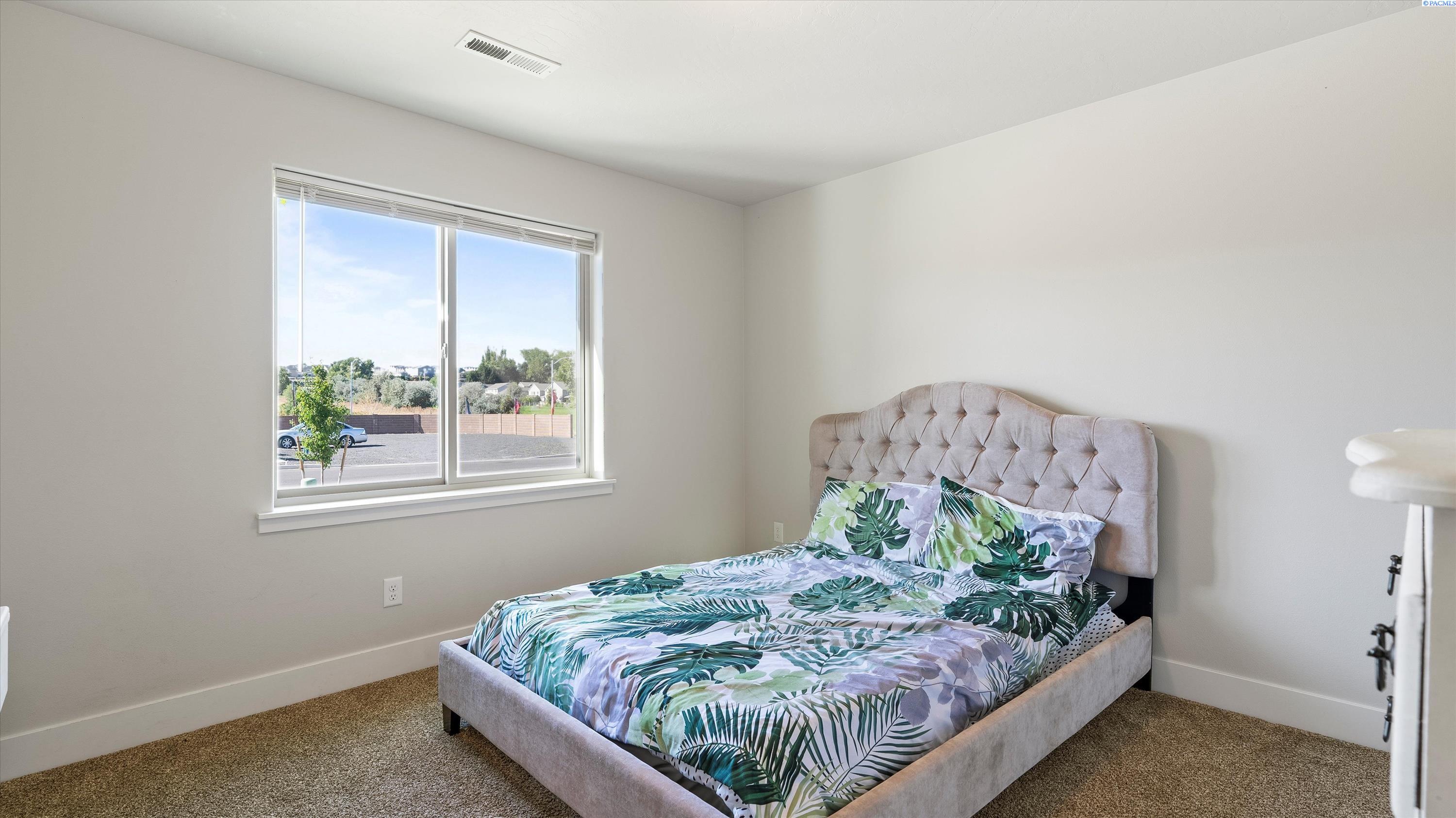 Kennewick, Washington, 99338, United States, 4 Bedrooms Bedrooms, ,1 BathroomBathrooms,Residential,For Sale,1918004