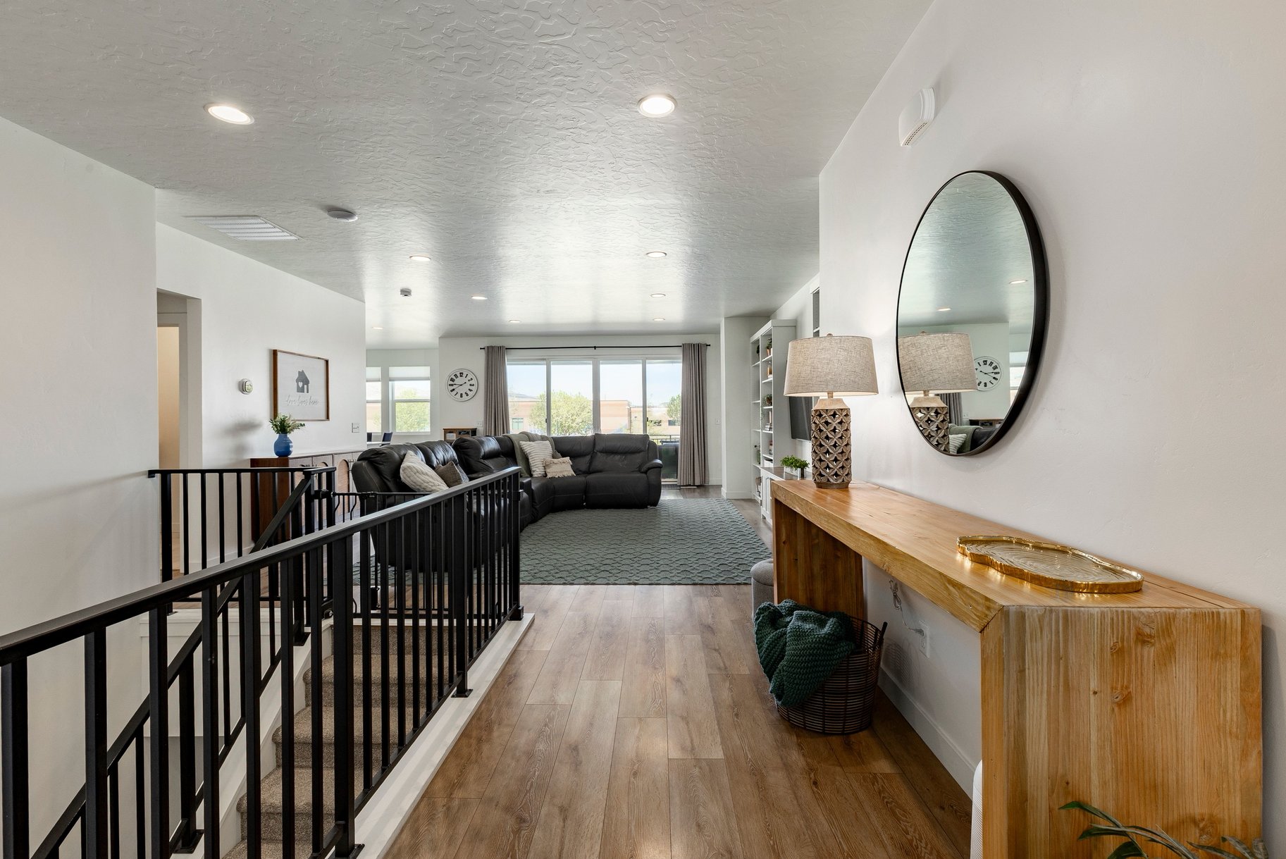  Spacious rambler with ADU. Open design and backyard made for living. - 物件實景