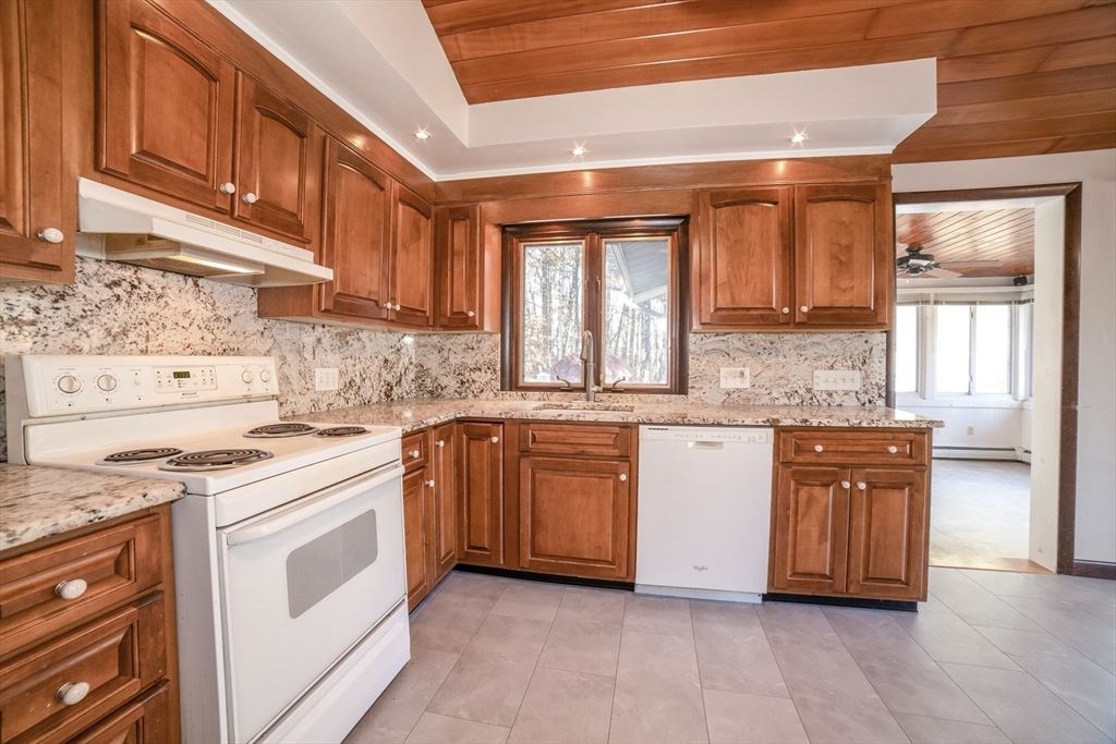 Holden, Massachusetts, 01520, United States, 3 Bedrooms Bedrooms, ,3 BathroomsBathrooms,Residential,For Sale,1991107