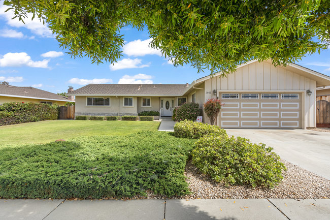 Hollister, California, 95023, United States, 3 Bedrooms Bedrooms, ,2 BathroomsBathrooms,Residential,For Sale,1942638