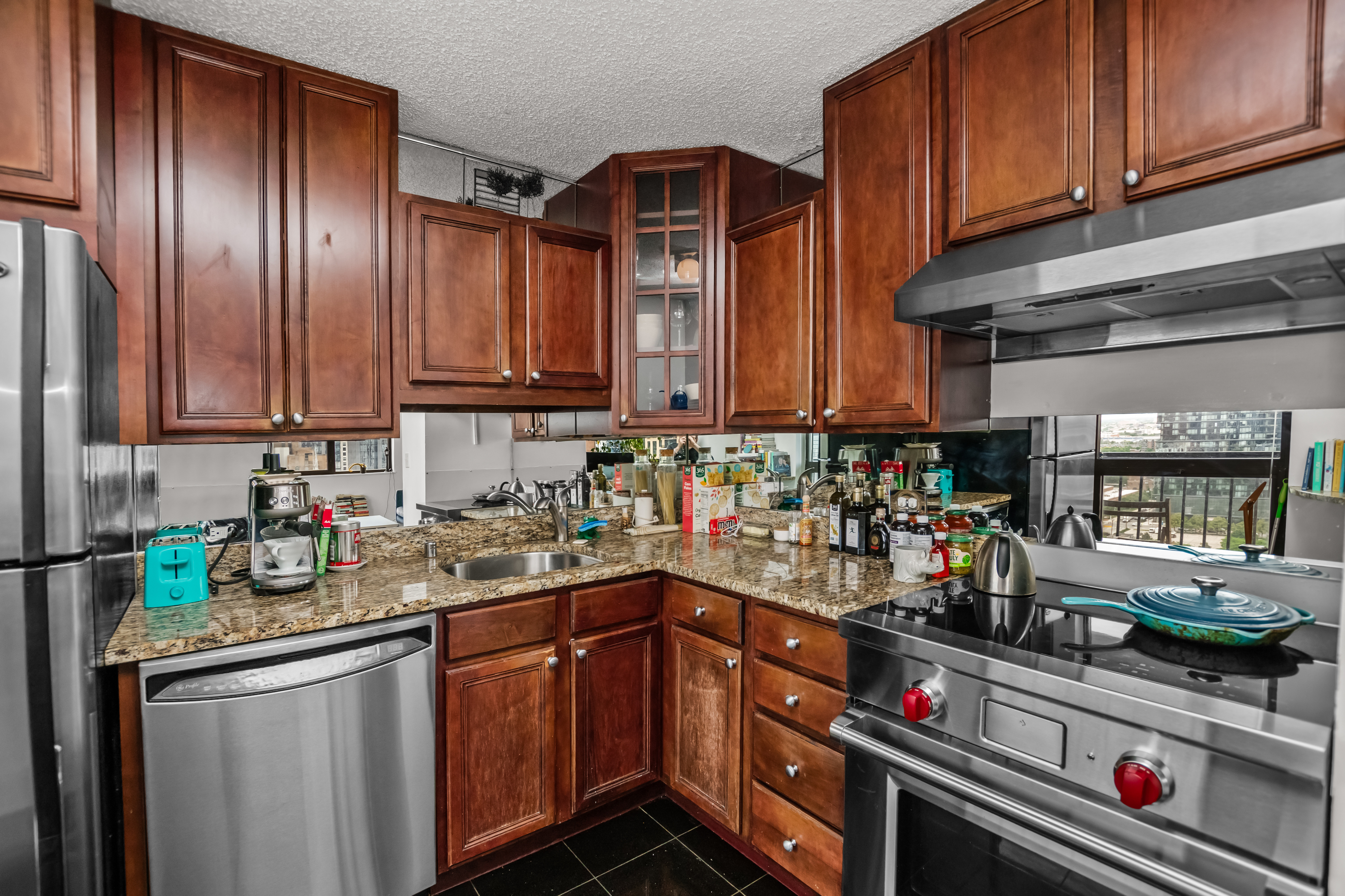  Experience Elevated City Living in this Spacious Southwest Corner Condo - 物件實景