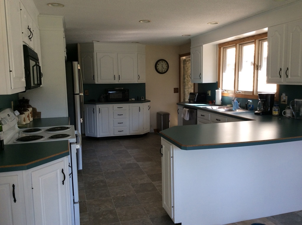 North Brookfield, Massachusetts, 01535, United States, 4 Bedrooms Bedrooms, ,2 BathroomsBathrooms,Residential,For Sale,1980340