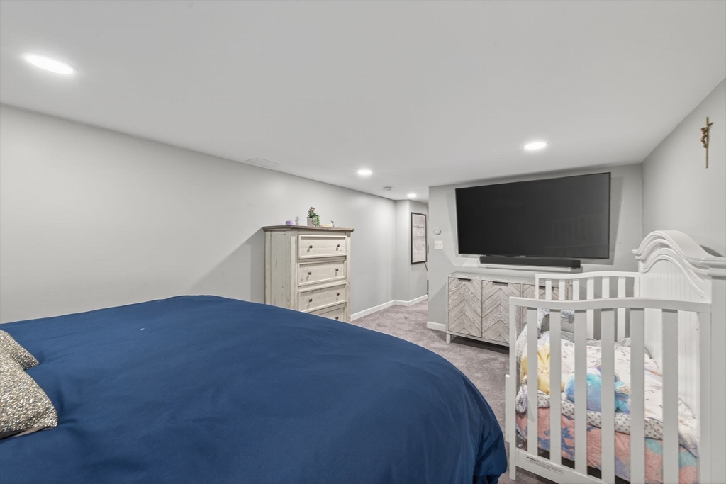 Dracut, Massachusetts, 01826, United States, 4 Bedrooms Bedrooms, ,2 BathroomsBathrooms,Residential,For Sale,1937209