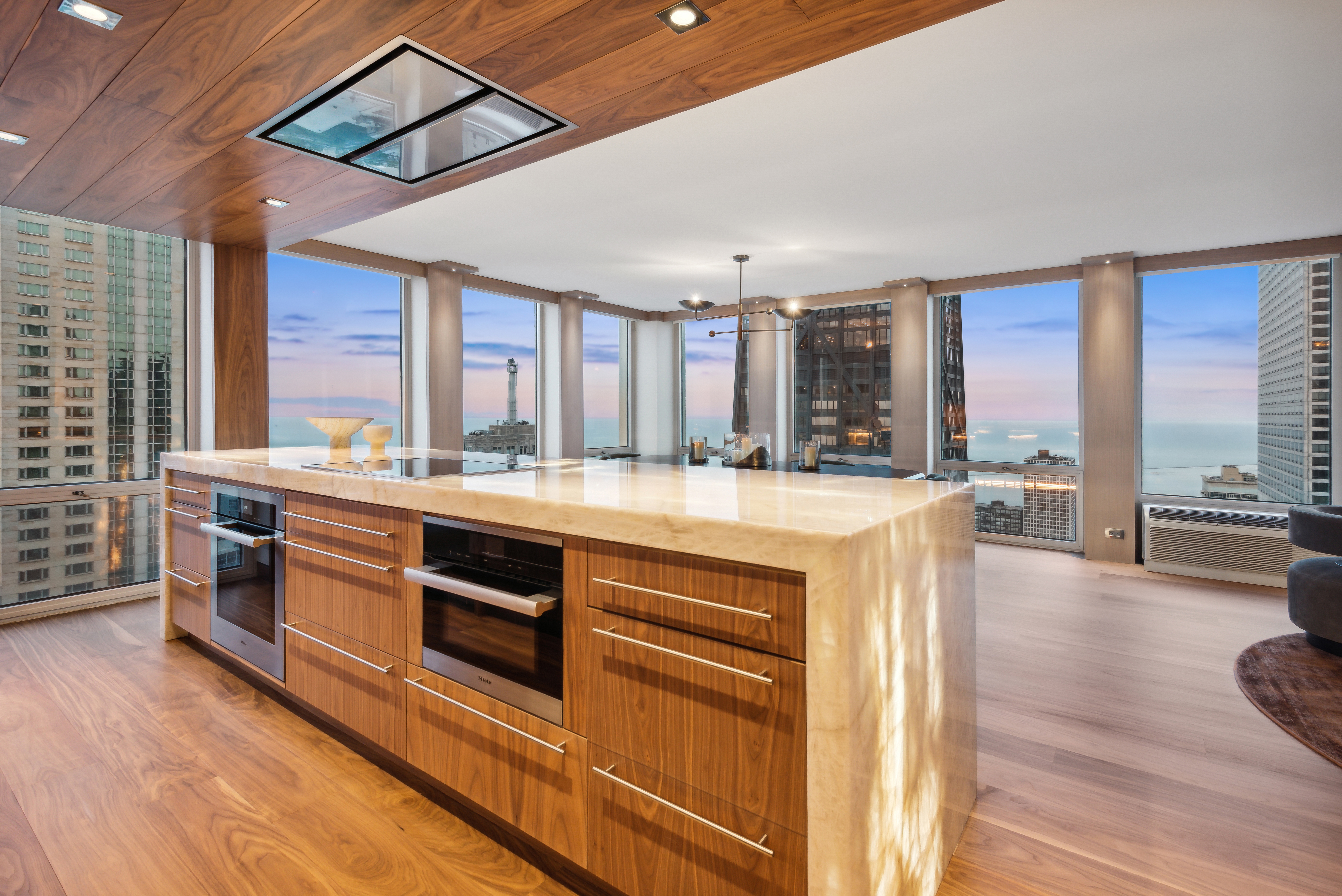  Absolutely Stunning, Penthouse Level Furnished Condo - 物件實景