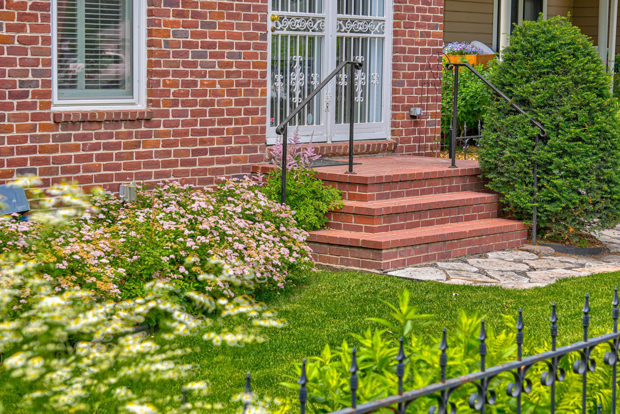Saint Paul, Minnesota, 55102, United States, 4 Bedrooms Bedrooms, ,2 BathroomsBathrooms,Residential,For Sale,1885162