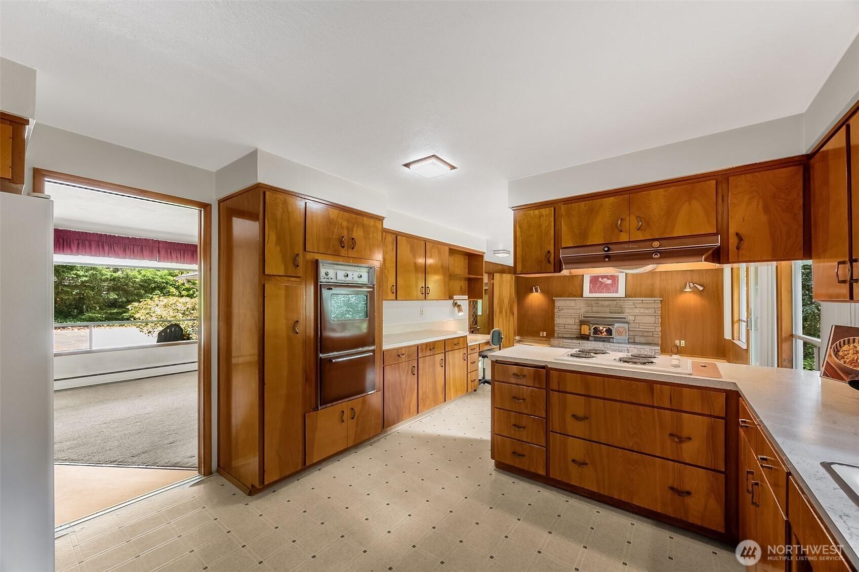 TACOMA, Washington, 98443, United States, 4 Bedrooms Bedrooms, ,3 BathroomsBathrooms,Residential,For Sale,1896165
