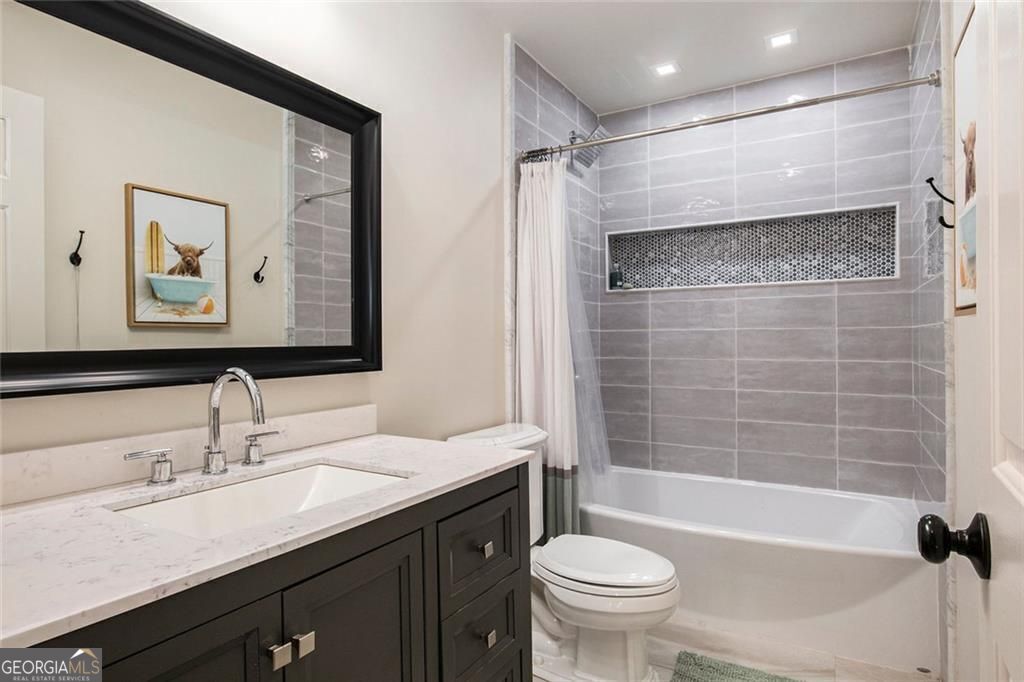 Flowery Branch, Georgia, 30542, United States, 5 Bedrooms Bedrooms, ,4 BathroomsBathrooms,Residential,For Sale,1914640