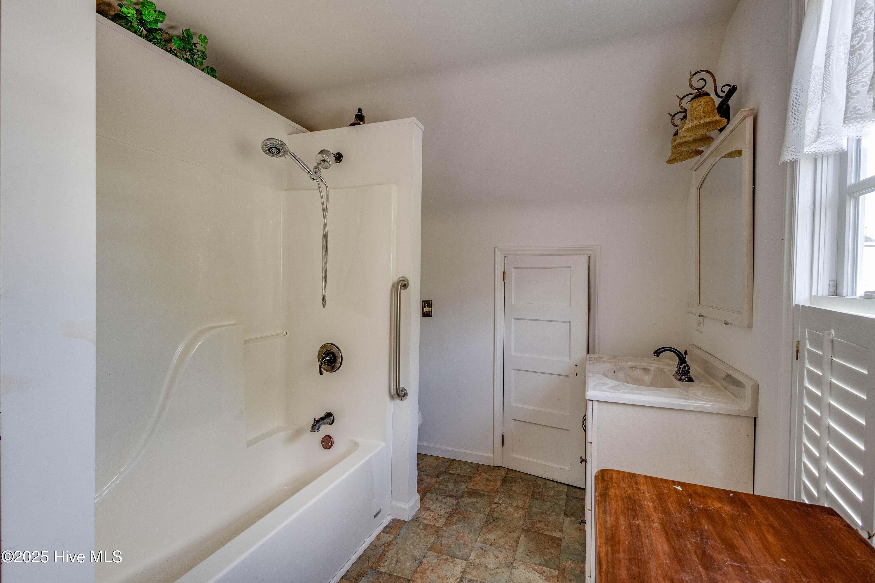 122 S Academy Street, Washington, North Carolina, 27889, United States, 3 Bedrooms Bedrooms, ,4 BathroomsBathrooms,Residential,For Sale,122 S Academy Street,1639244