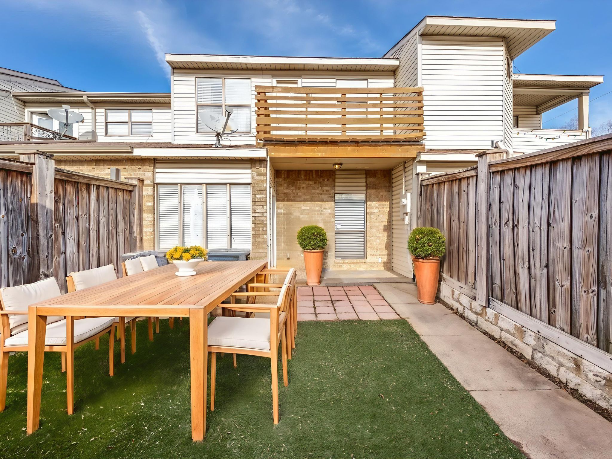  Move-In Ready Townhome: Prime Location, and Private Outdoor Space - 物件實景