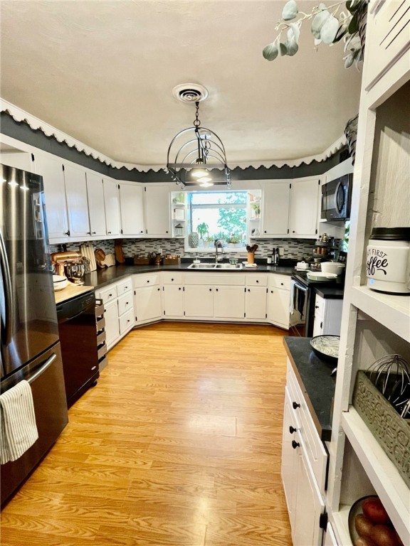 Berryville, Arkansas, 72616, United States, 6 Bedrooms Bedrooms, ,4 BathroomsBathrooms,Residential,For Sale,1988341