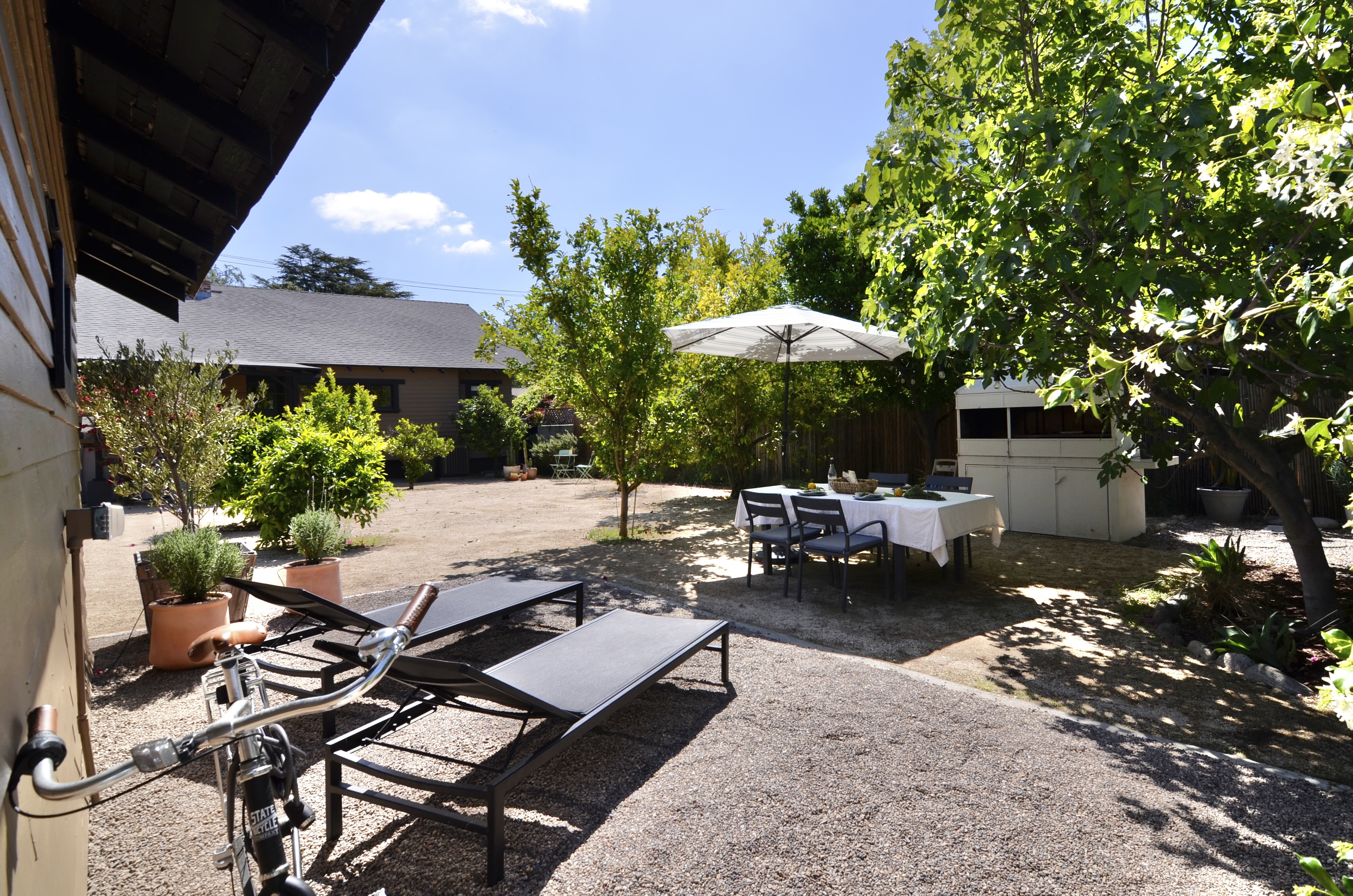  889 North Chester Avenue - 物件實景