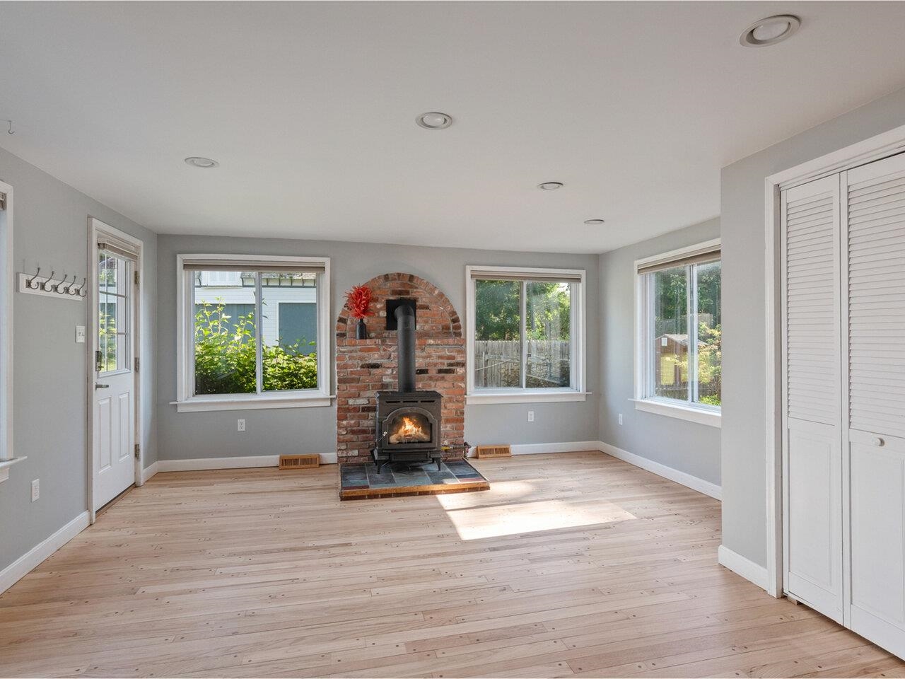 Burlington, Vermont, 05401, United States, 5 Bedrooms Bedrooms, ,2 BathroomsBathrooms,Residential,For Sale,1862244