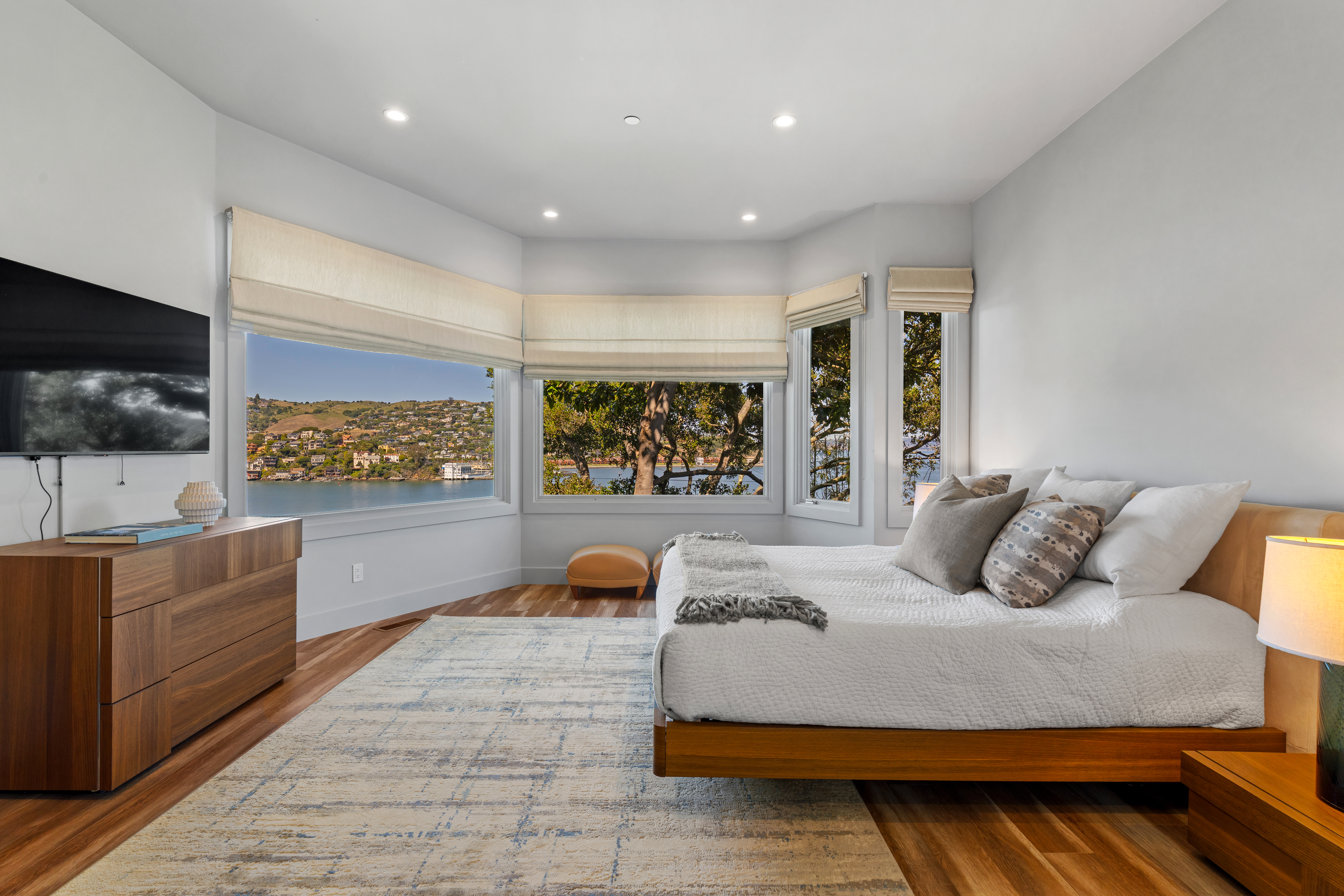  Coastal Living on Coveted Beach Road - 物件實景