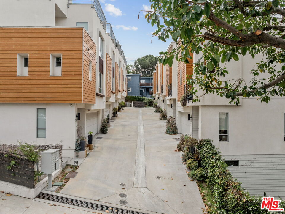 Los Angeles, California, 90026, United States, 3 Bedrooms Bedrooms, ,4 BathroomsBathrooms,Residential,For Sale,1829395
