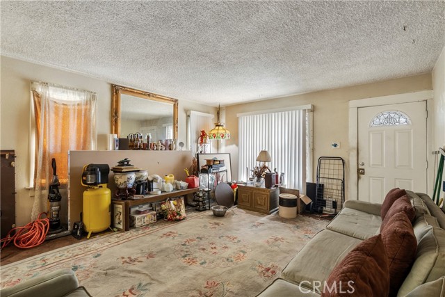 Los Angeles, California, 90018, United States, 2 Bedrooms Bedrooms, ,1 BathroomBathrooms,Residential,For Sale,1981345