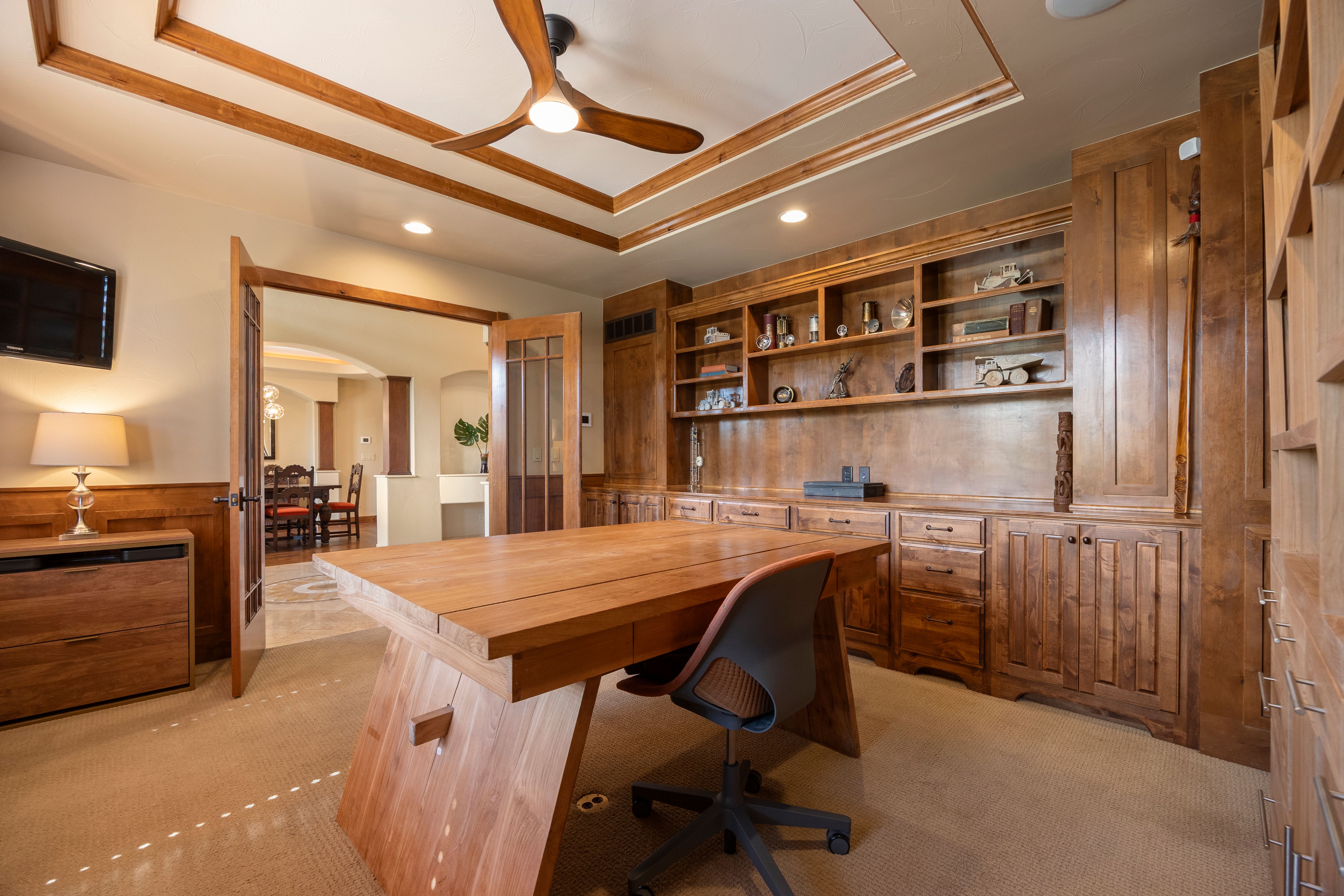  This Mountain Traditional residence is defined by its grand scale, - 物件實景