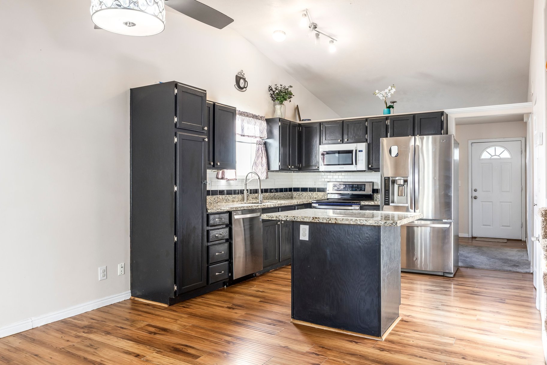  Main-Floor Primary Living with Resort-Style Amenities - 物件實景