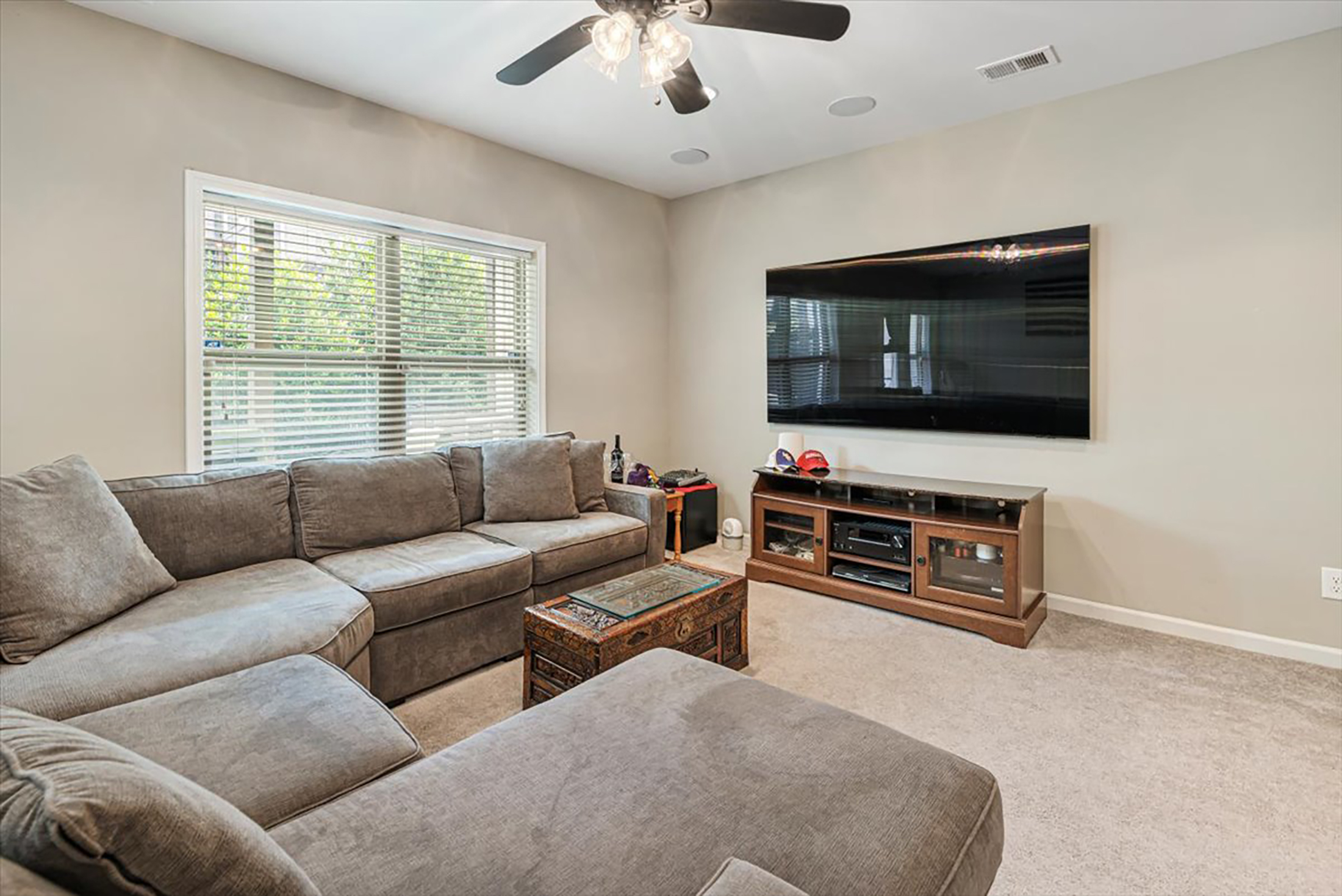  Beautifully Maintained Townhome in Gated Community - 物件實景