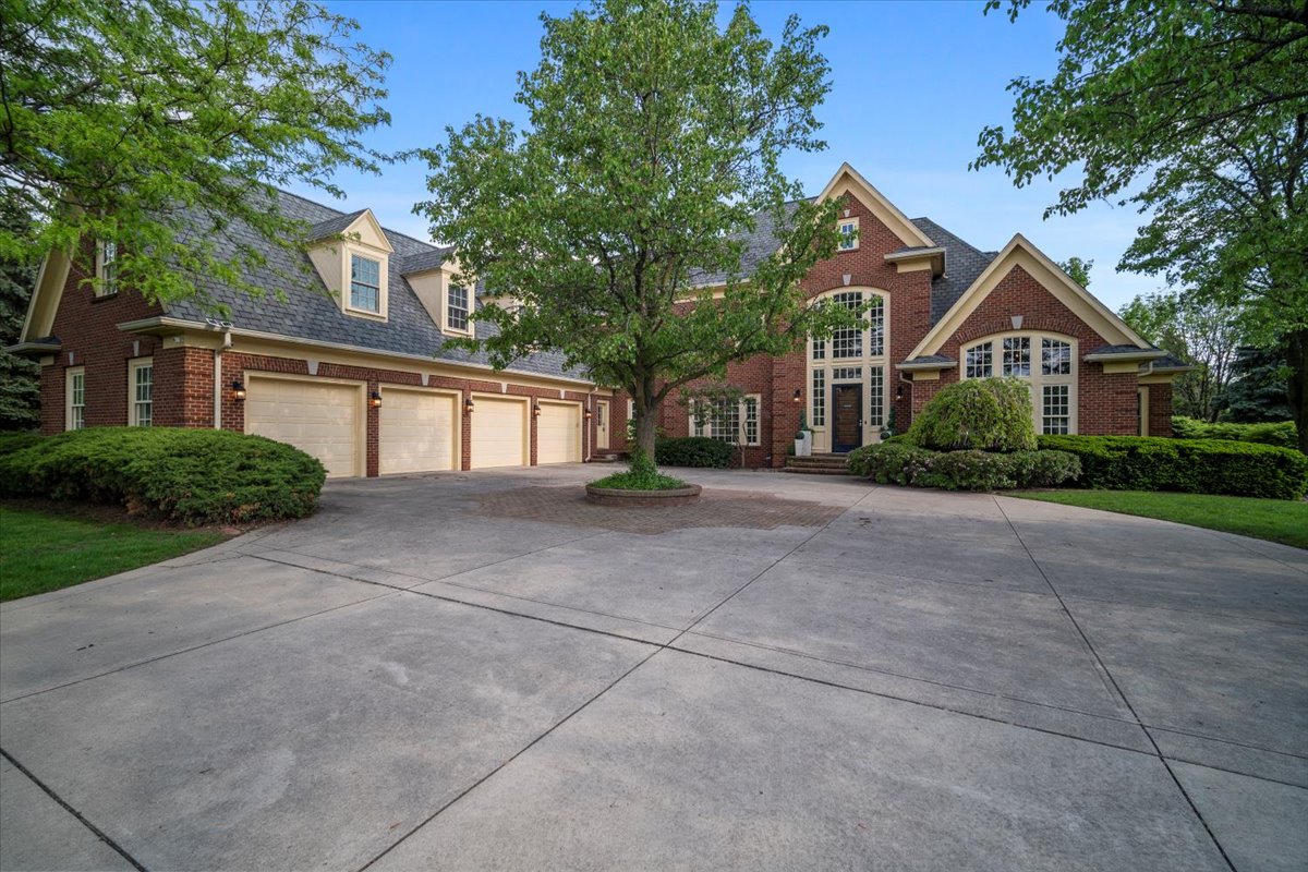 Bloomington, Illinois, 61704, United States, 4 Bedrooms Bedrooms, ,7 BathroomsBathrooms,Residential,For Sale,1941288