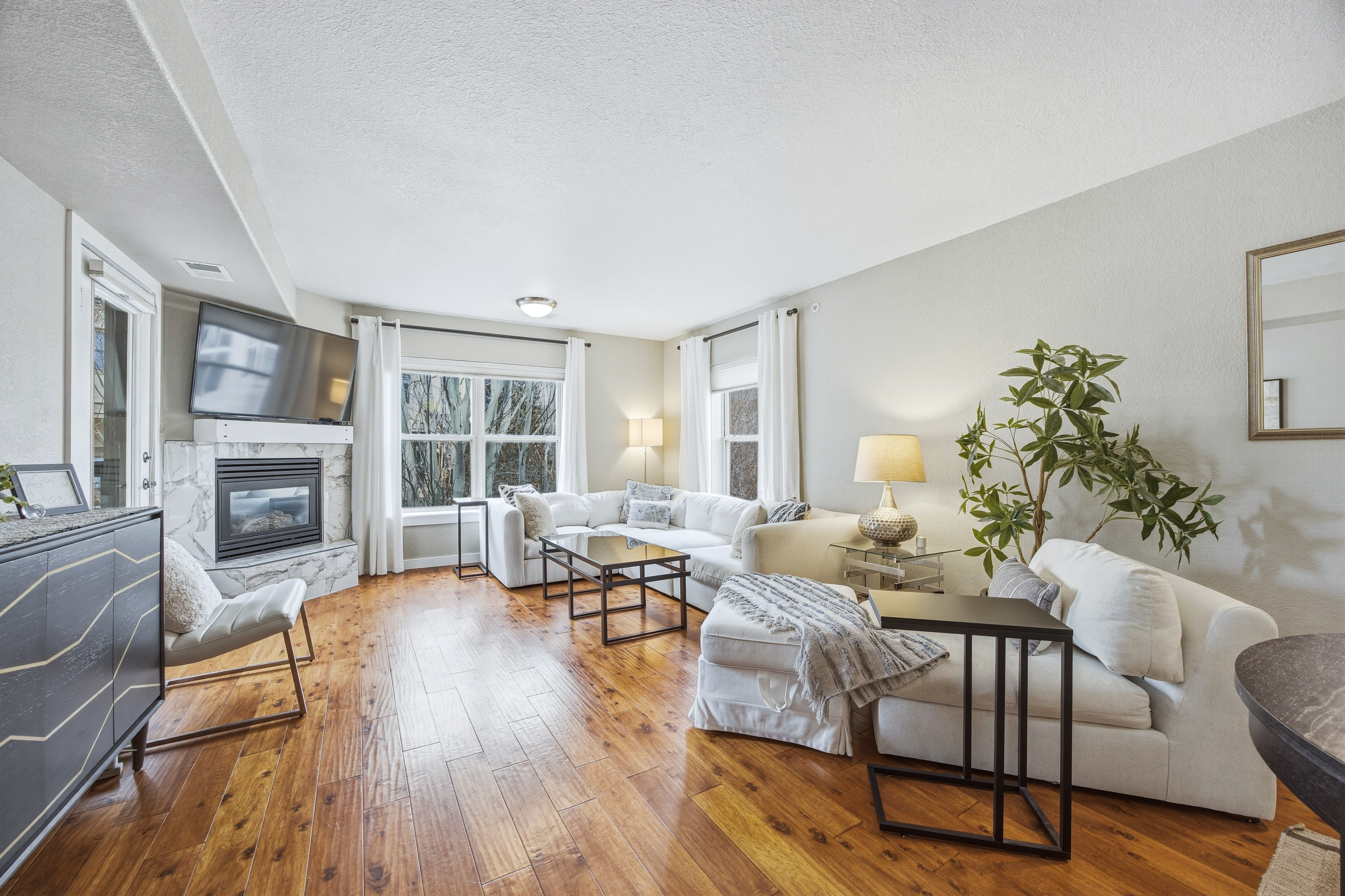  Updated, Bright, South-Facing Corner Residence in the Heart of Edwards - 物件實景
