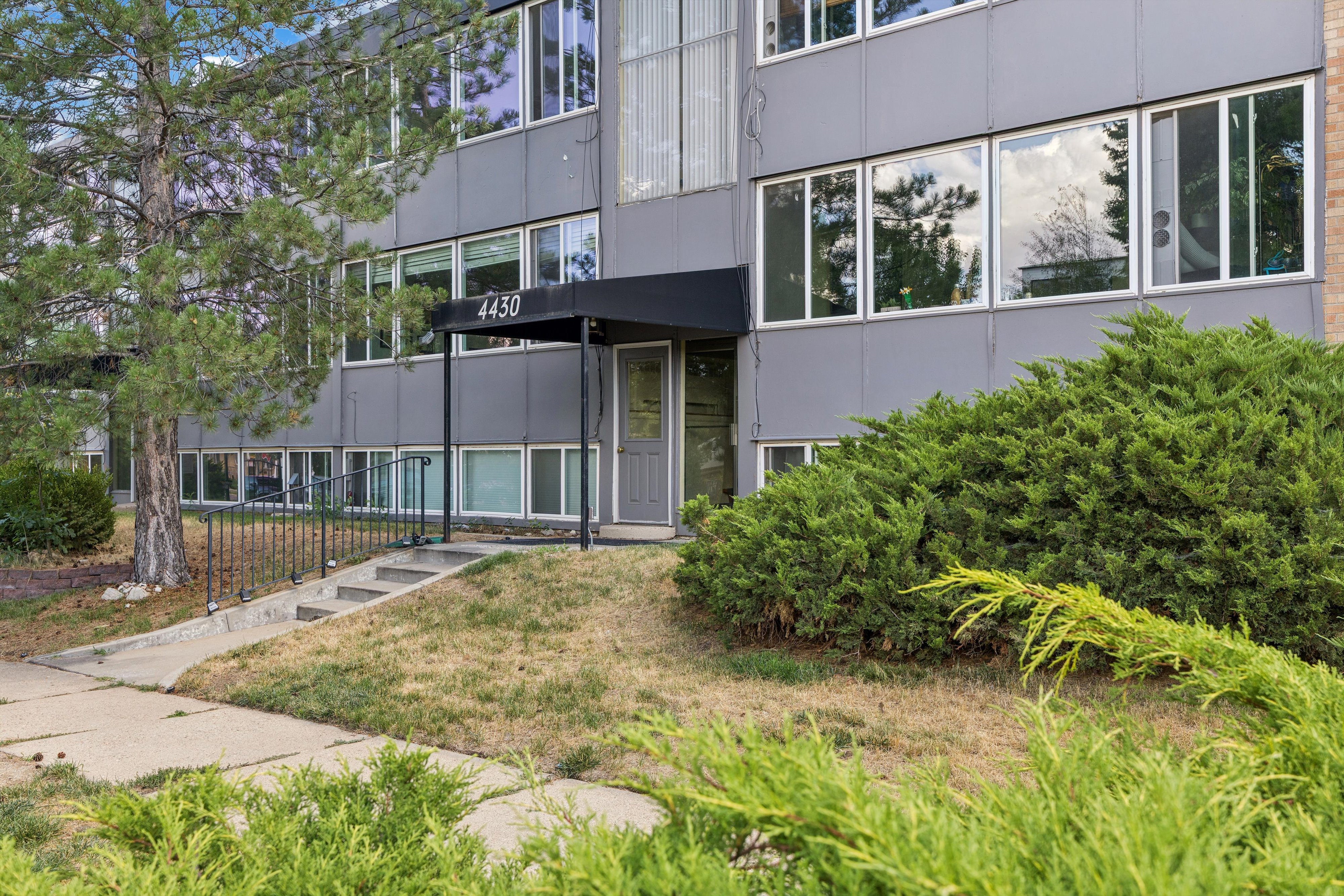  Perched atop a classic mid-century modern building in the heart of West Highland - 物件實景