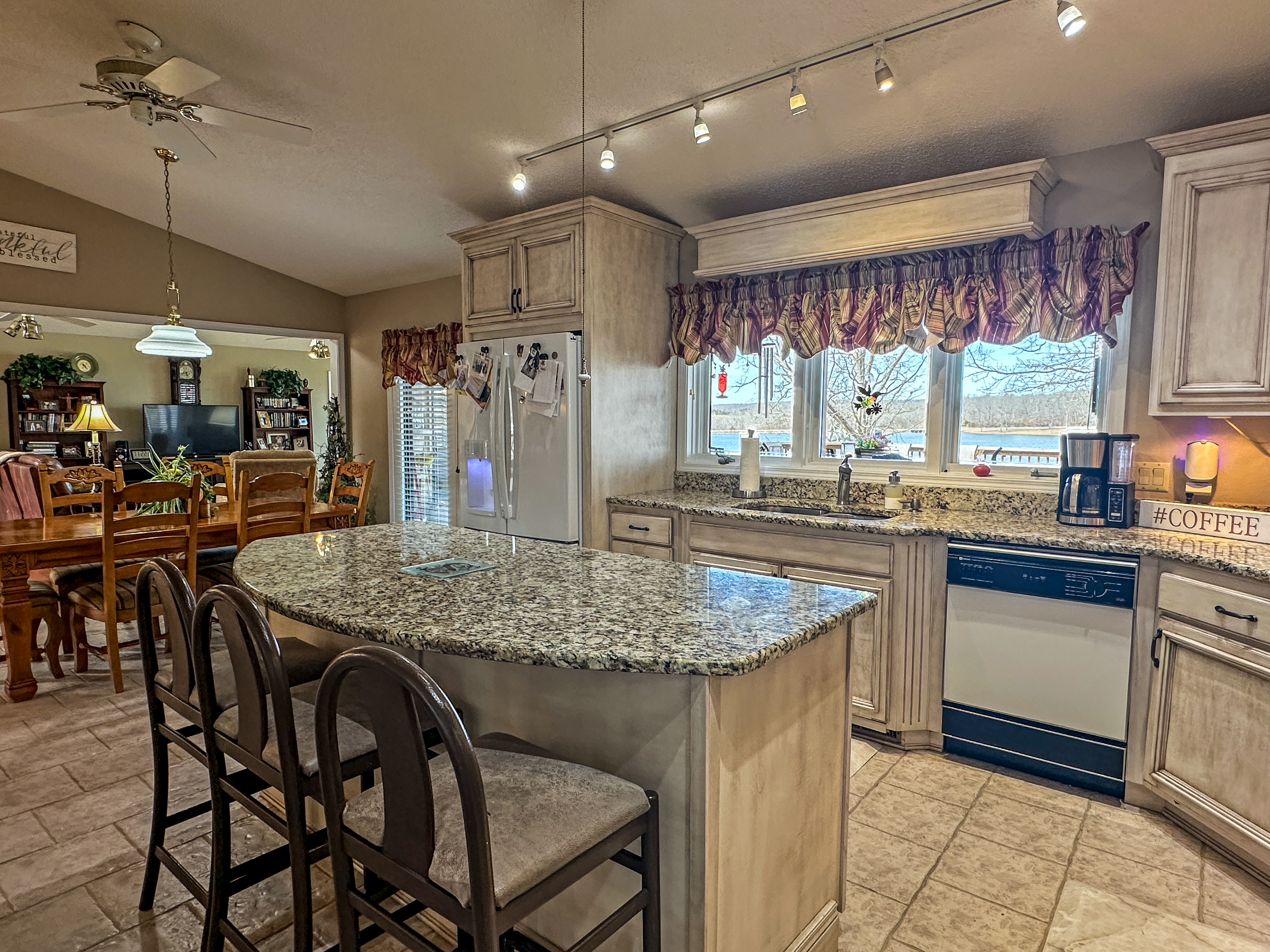 Horseshoe Bend, Arkansas, 72512, United States, 5 Bedrooms Bedrooms, ,5 BathroomsBathrooms,Residential,For Sale,1910999