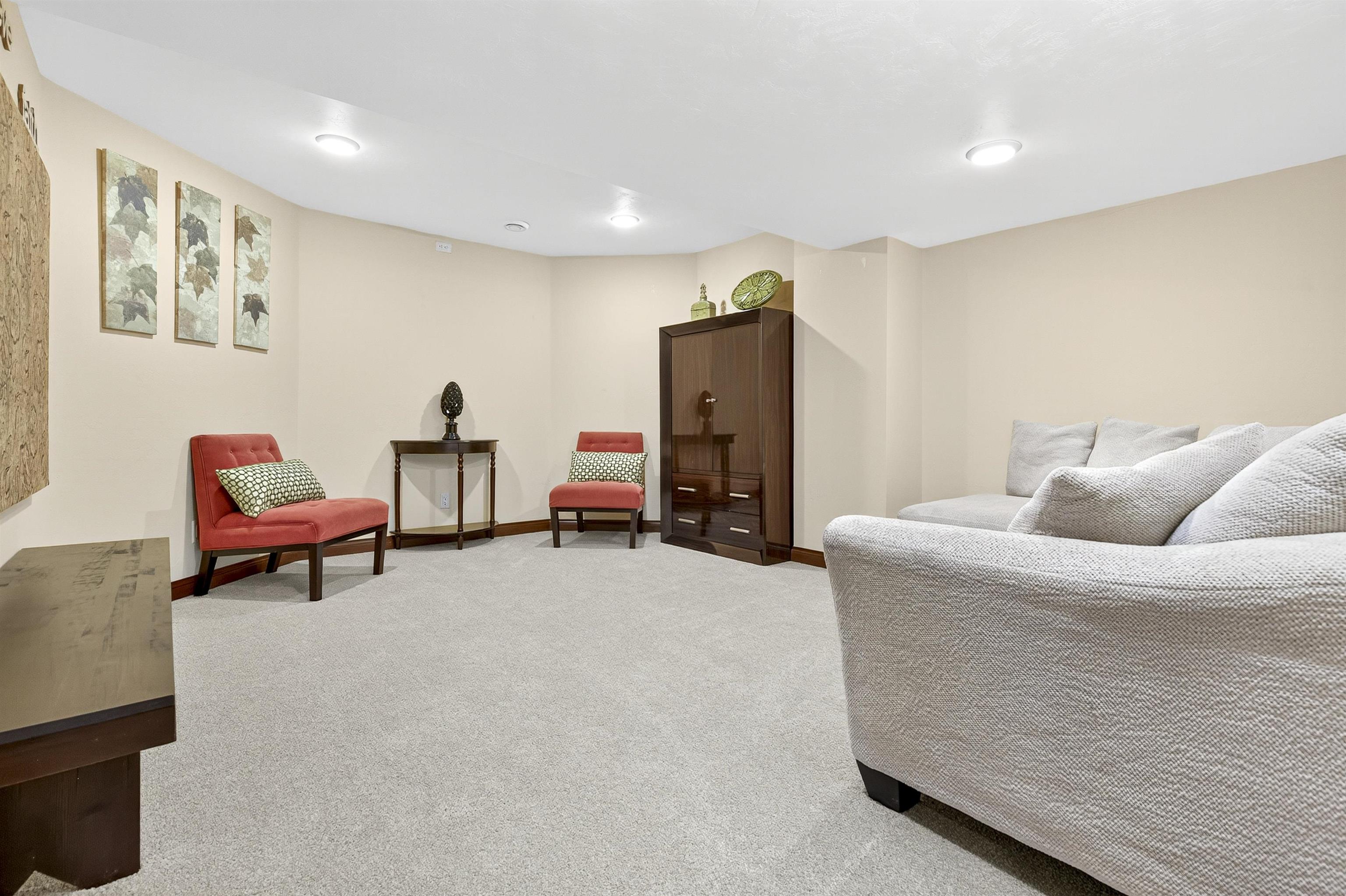 NEENAH, Wisconsin, 54956, United States, 5 Bedrooms Bedrooms, ,6 BathroomsBathrooms,Residential,For Sale,1992991