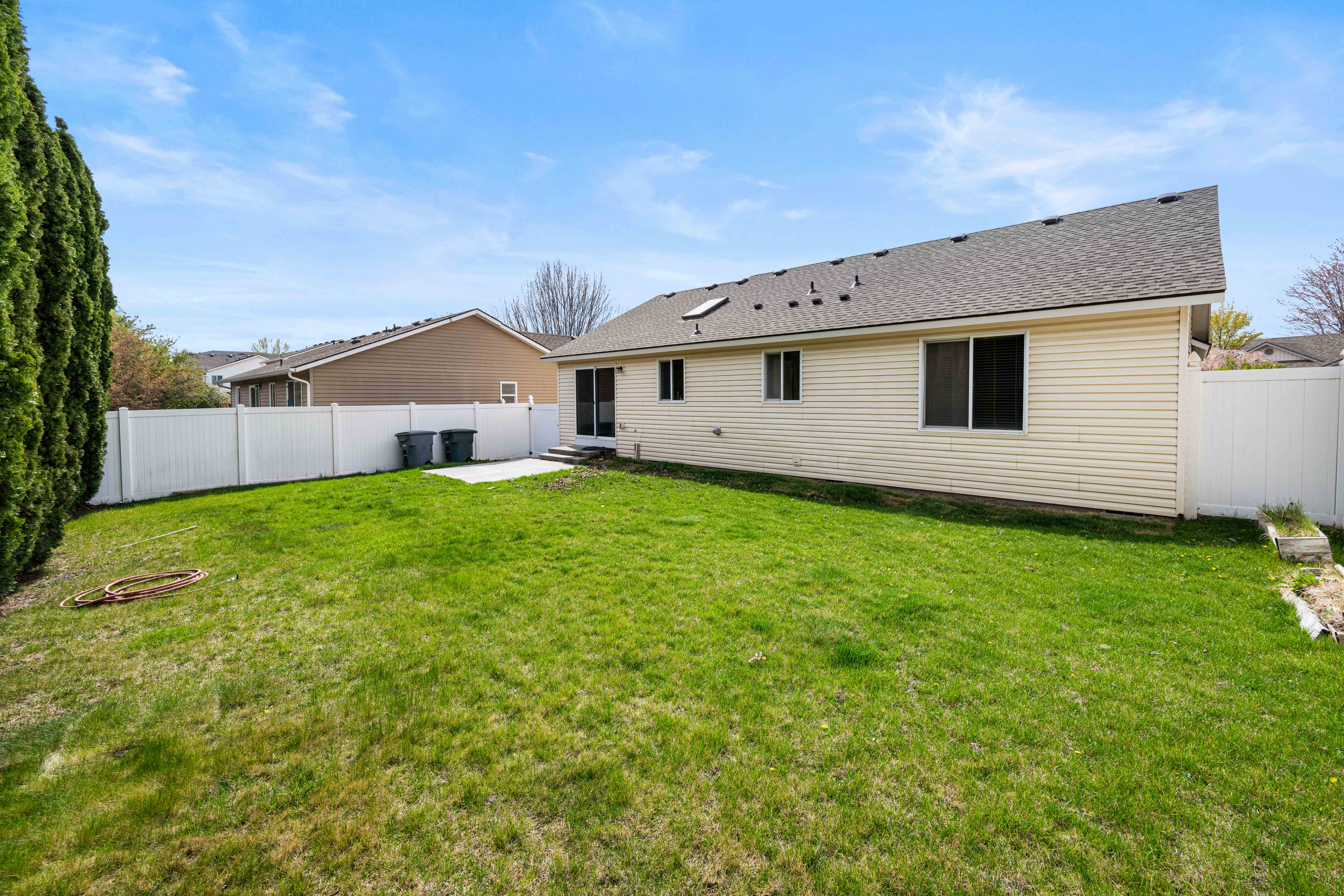  Fresh Paint and BRAND NEW ROOF - 物件實景