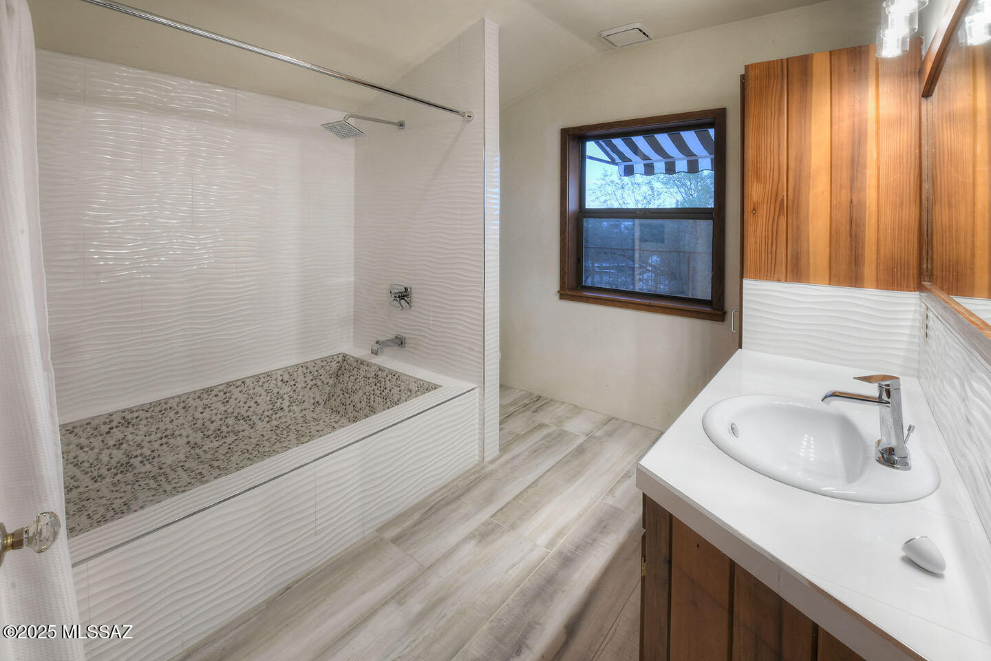 Tucson, Arizona, 85745, United States, 3 Bedrooms Bedrooms, ,3 BathroomsBathrooms,Residential,For Sale,1989628