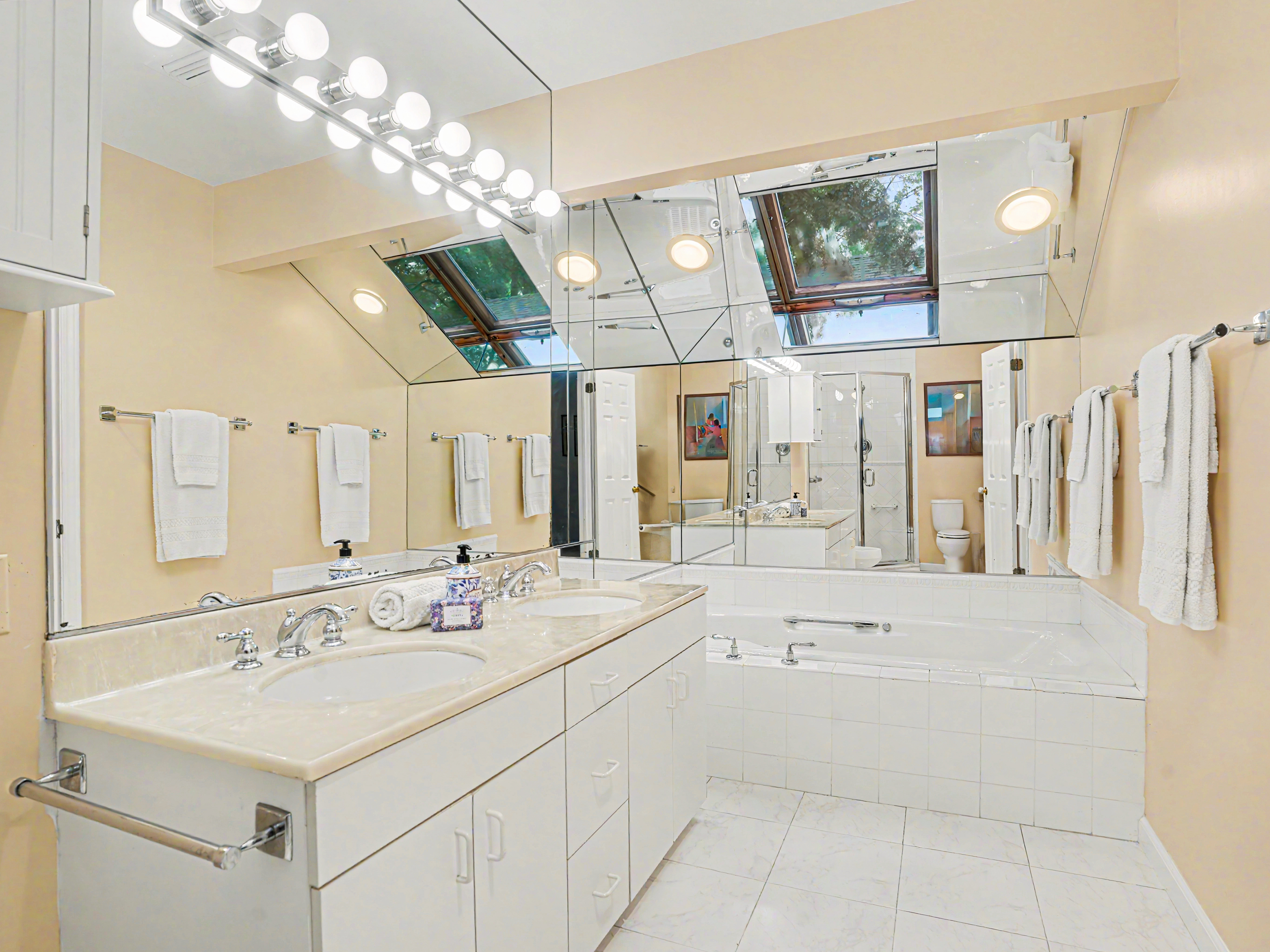  Rarely Available Opportunity in Coveted, Gated Condo Community - 物件實景