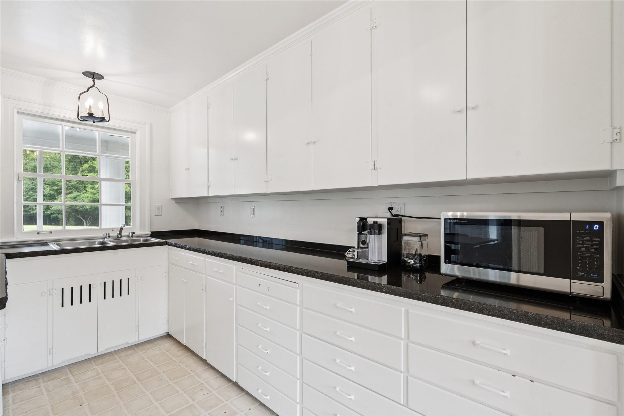 Des Moines, Iowa, 50312, United States, 4 Bedrooms Bedrooms, ,4 BathroomsBathrooms,Residential,For Sale,1942585