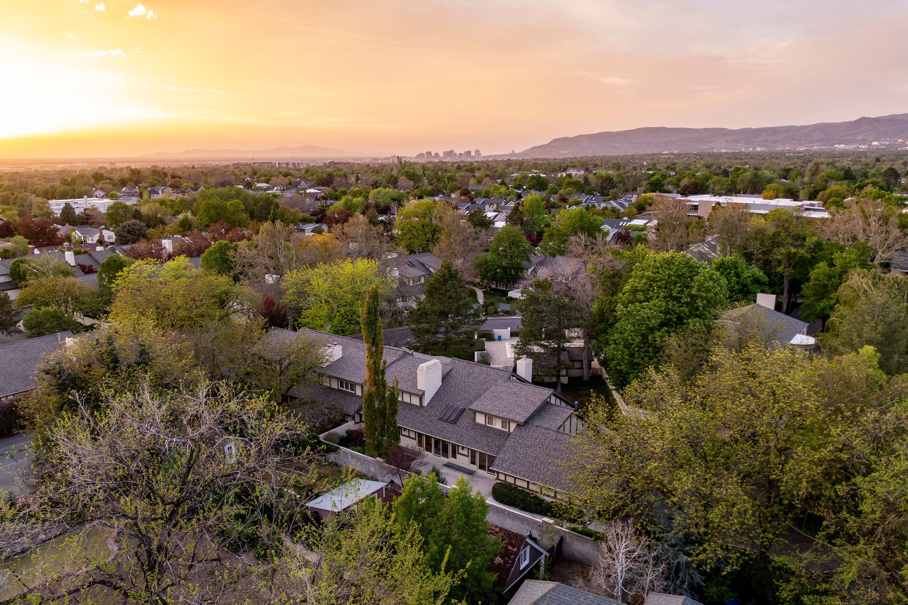  A Large Home in a Sought-After Private Community in East Millcreek - 物件實景
