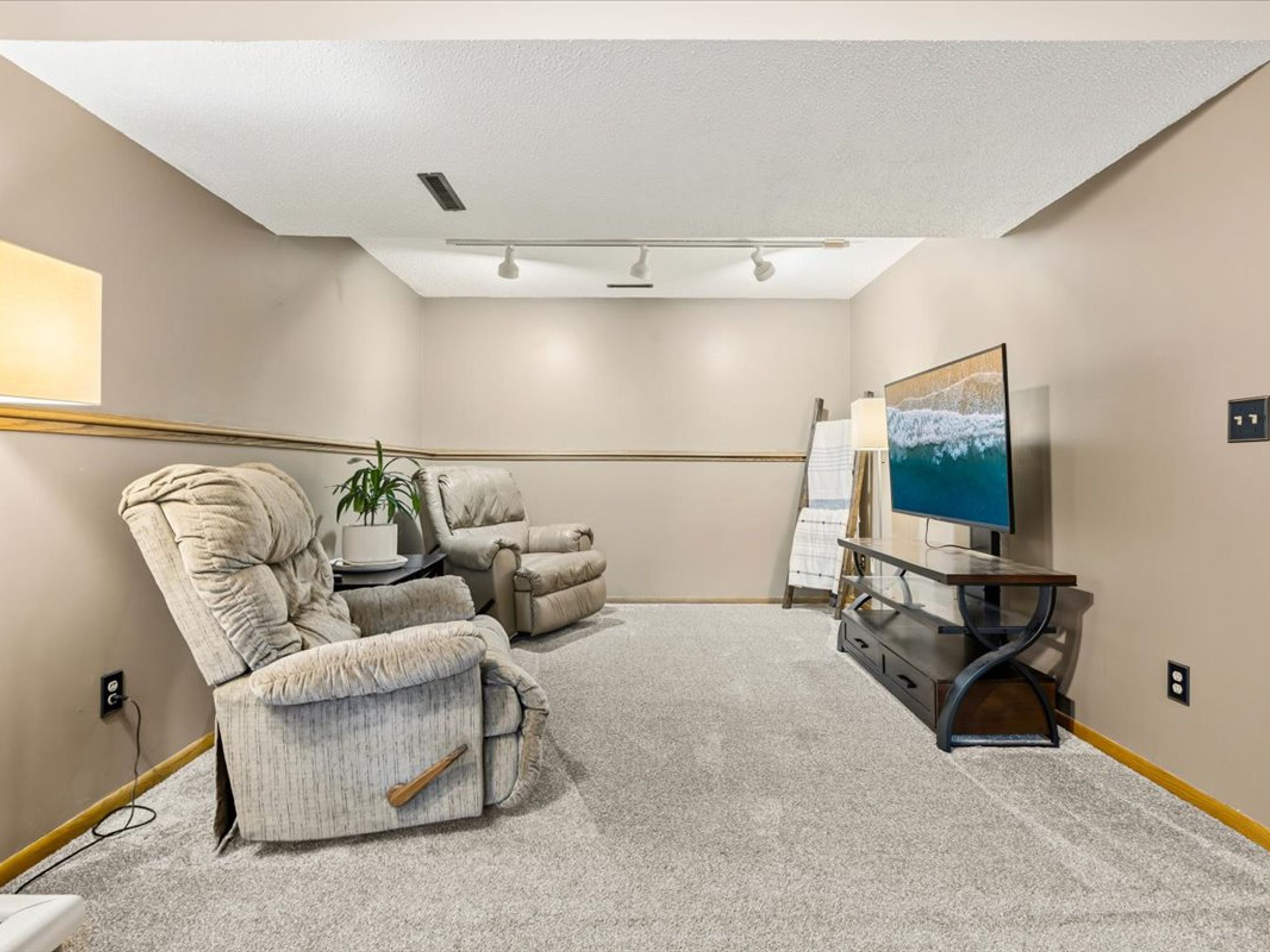  Easy Living in Country Club Manor - 物件實景