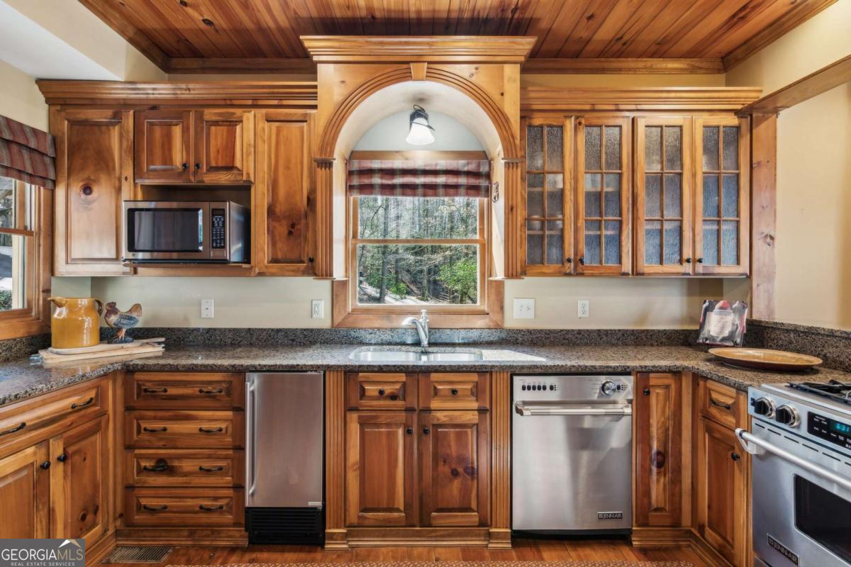 Ellijay, Georgia, 30536, United States, 5 Bedrooms Bedrooms, ,4 BathroomsBathrooms,Residential,For Sale,1880037