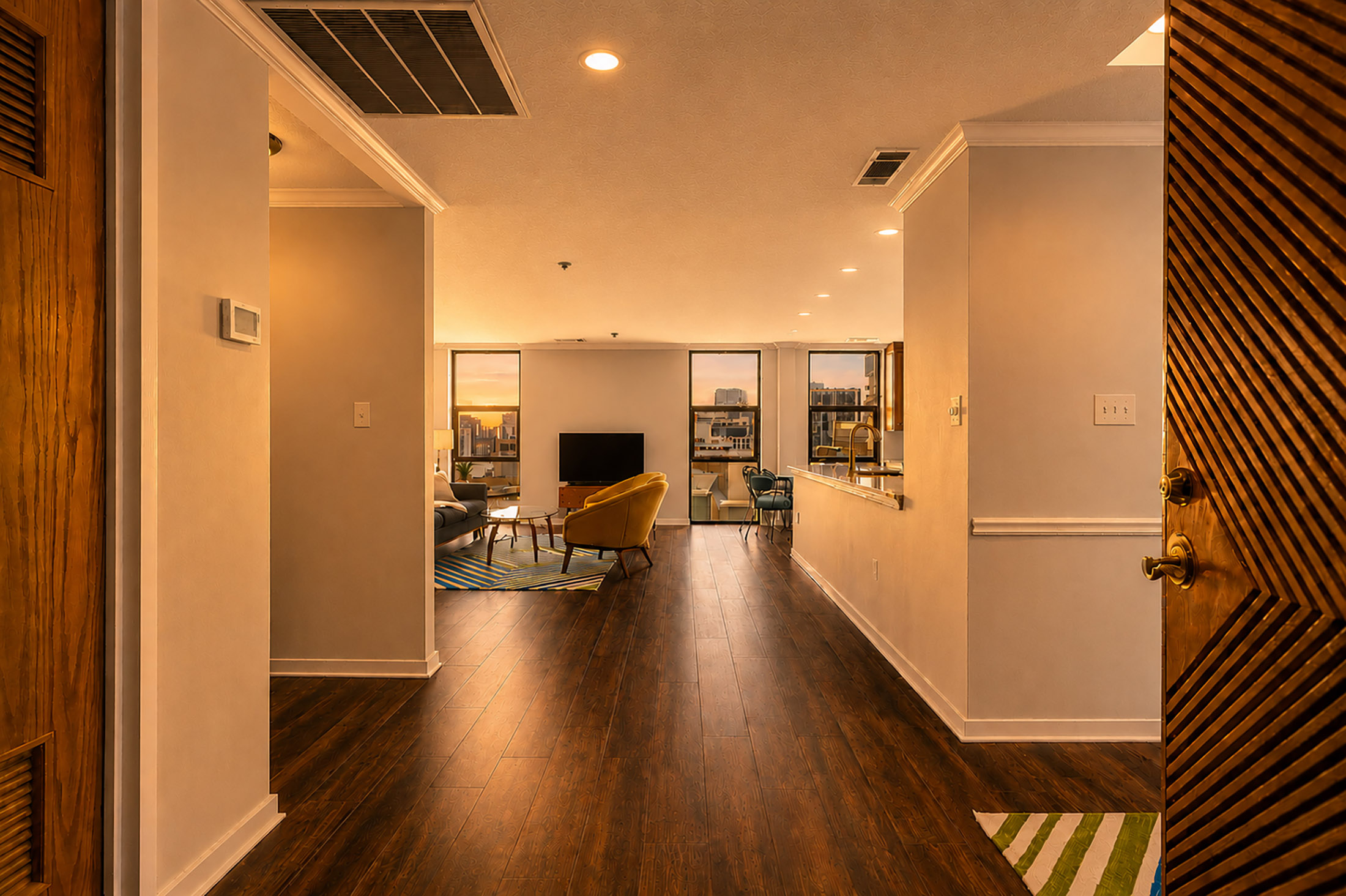  Top Floor Living, Sweeping City Views and Midtown at Your Doorstep - 物件實景